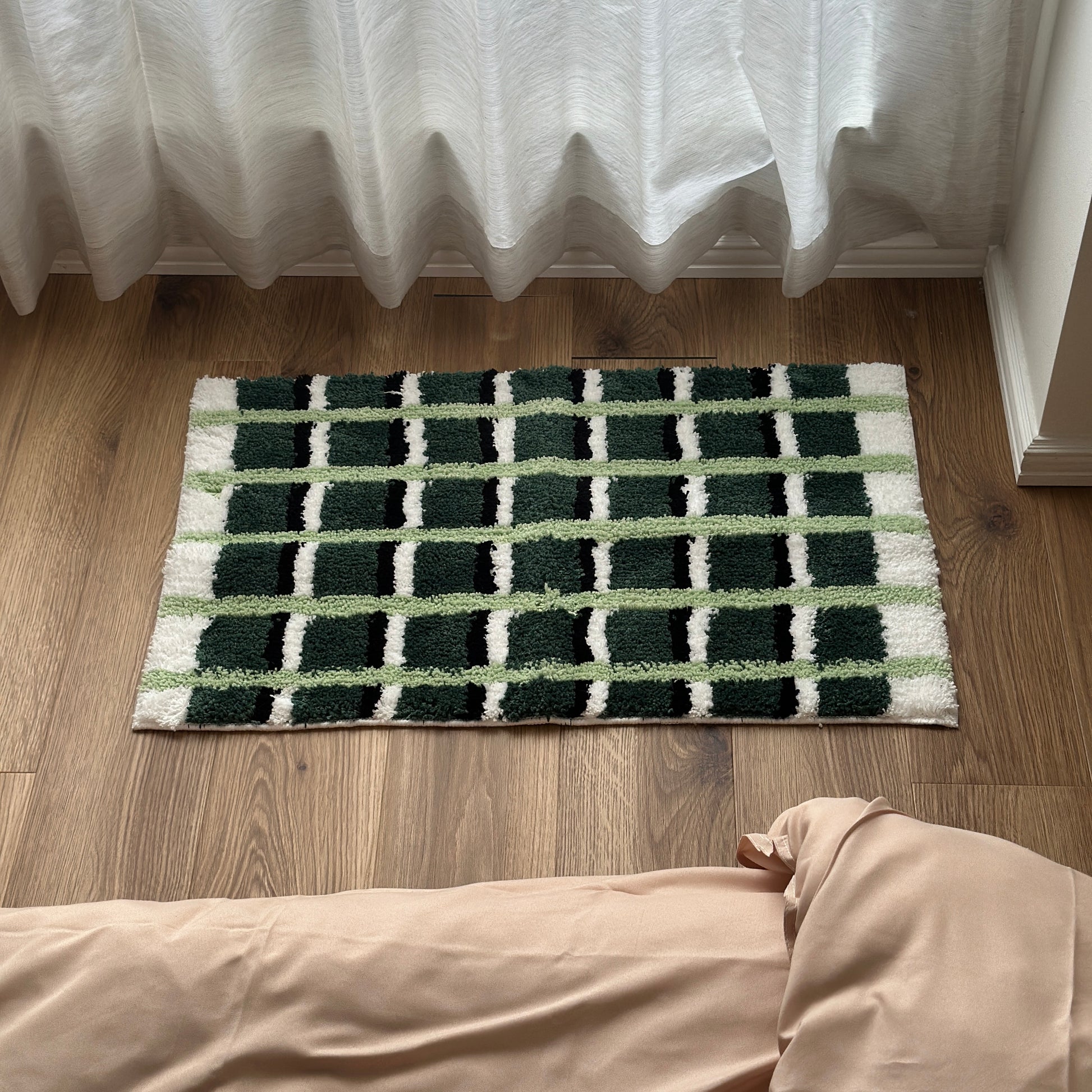 黄緑と深緑とブラックの3色が入ったチェック柄のミニラグ