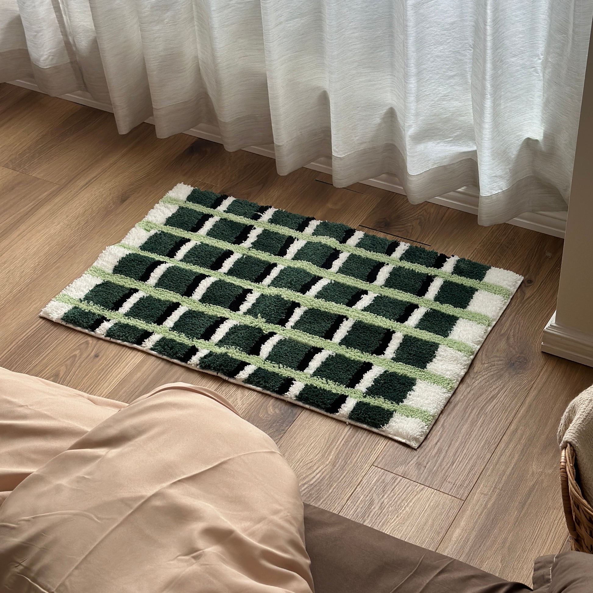 黄緑と深緑とブラックの3色が入ったチェック柄のミニラグ