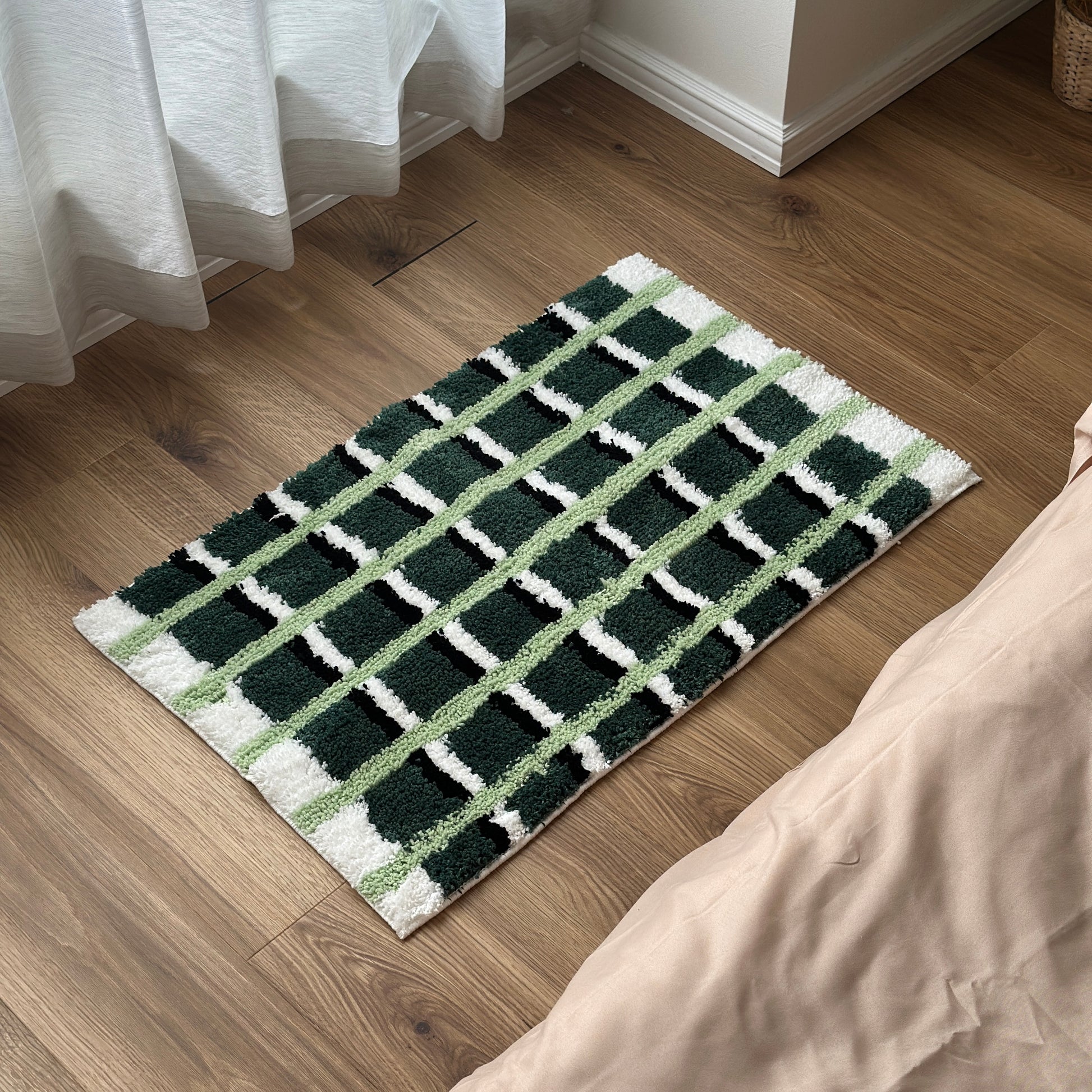 黄緑と深緑とブラックの3色が入ったチェック柄のミニラグ