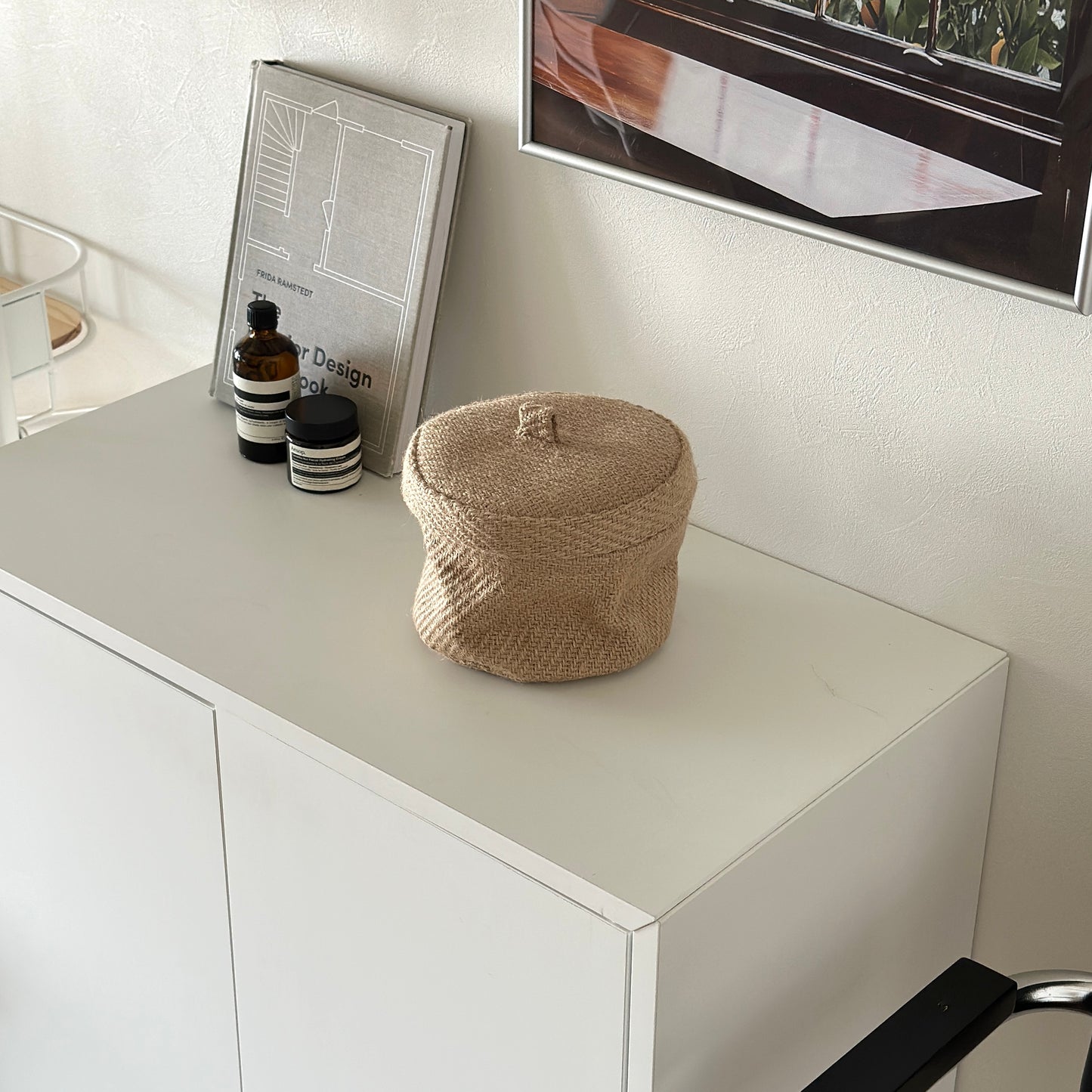 蓋が閉まっている状態のリネンの蓋付きバスケット