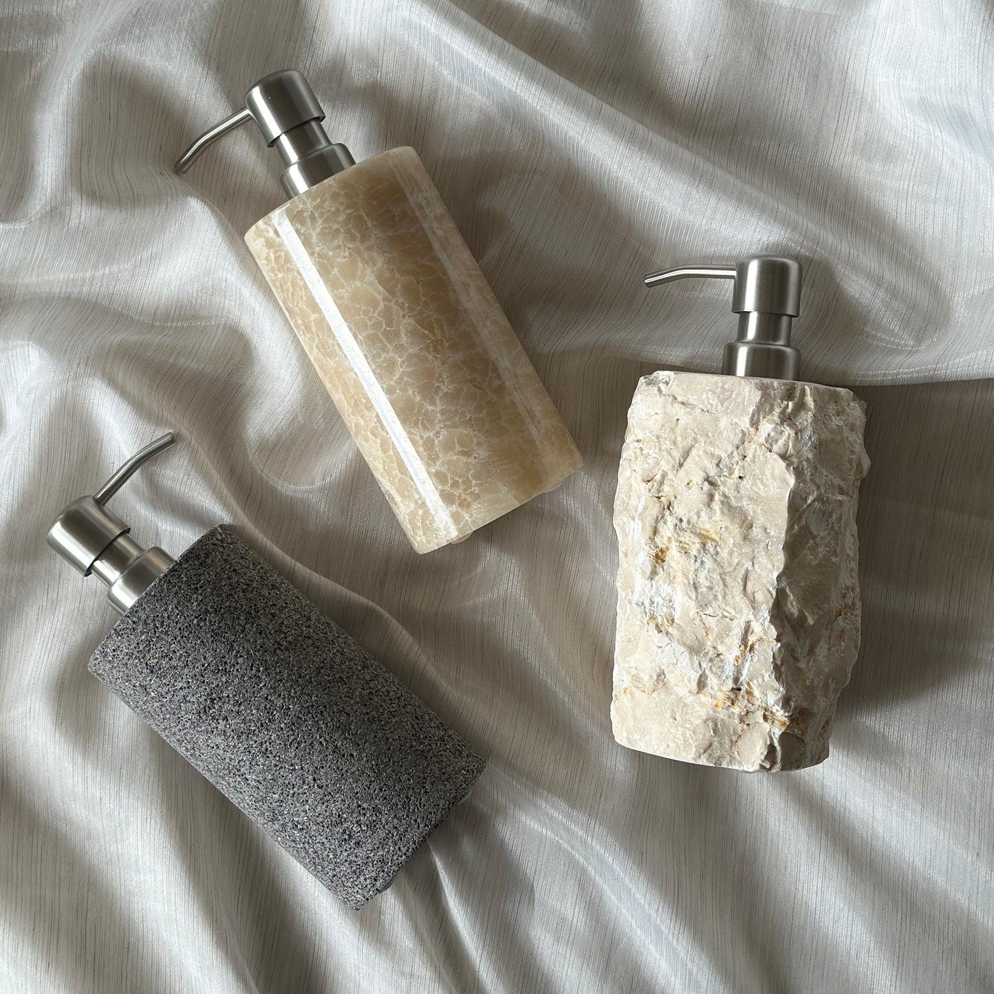 天然石でできたソープボトルが3種類並べられている