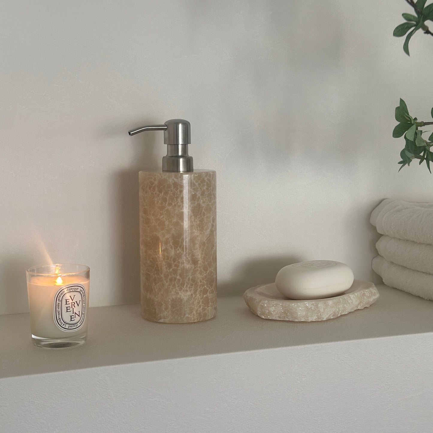 オニキスでできた天然石のソープボトル