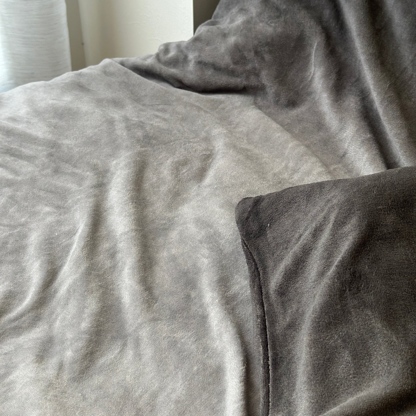 落ち着いたグラデーションのグレーのベッドカバー