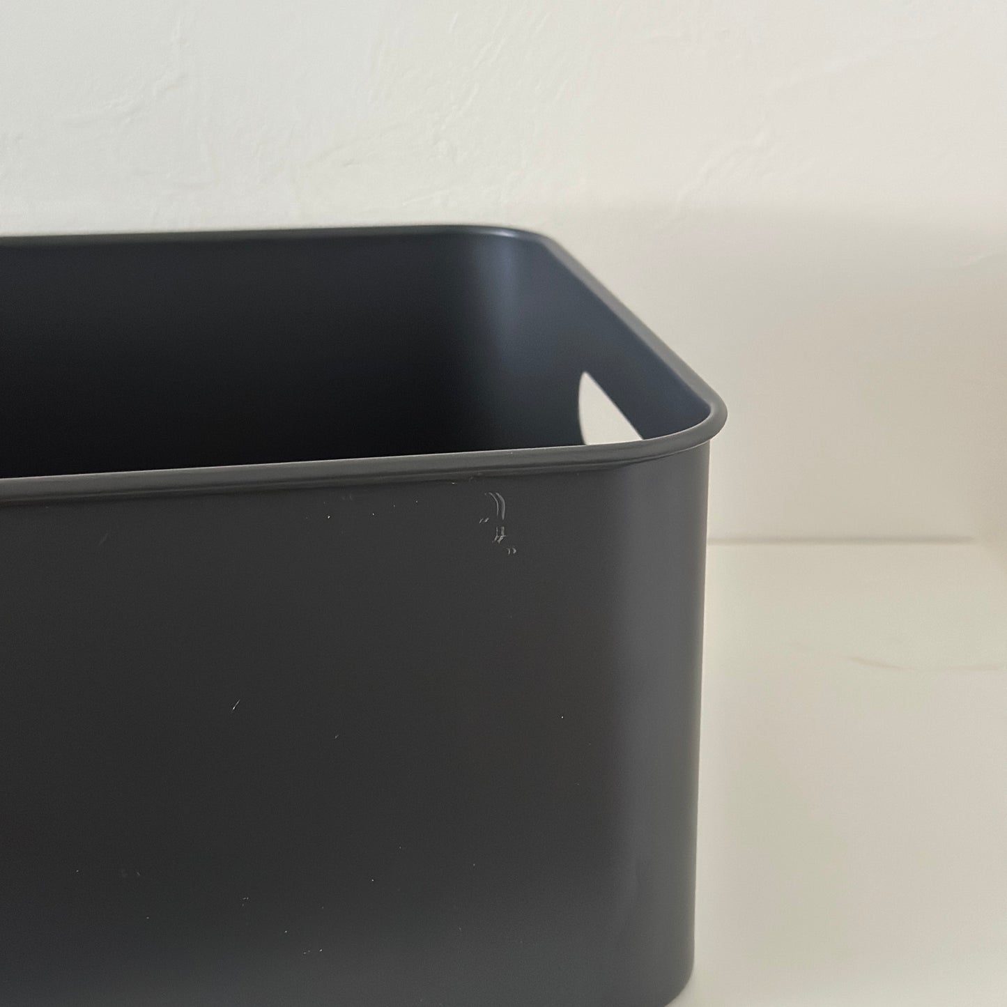 グレーのワゴンの収納ボックス部分に傷が入っている様子