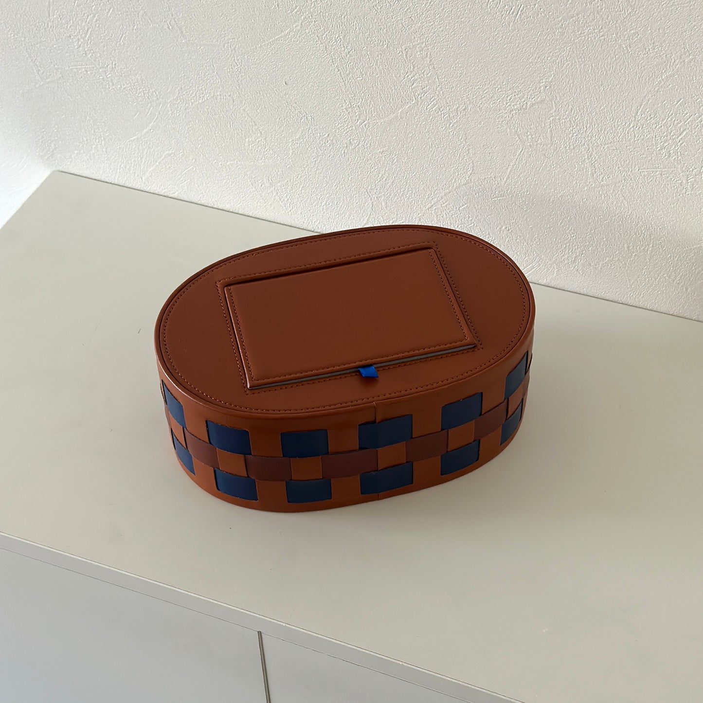 ブルーとブラウンの編み込みデザインのオーバル型ティッシュケース