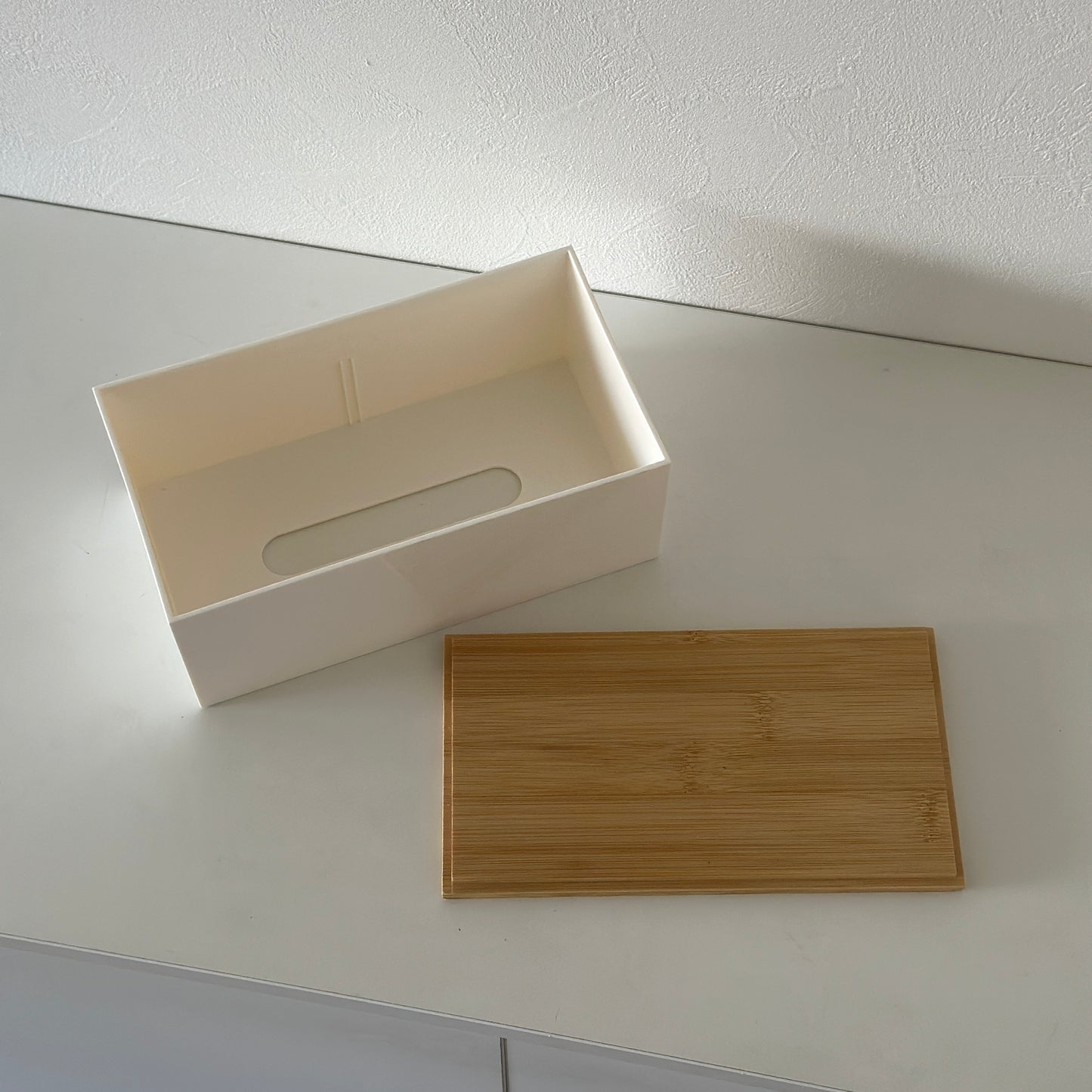 ウッドベースのティッシュケースの蓋を開けている様子