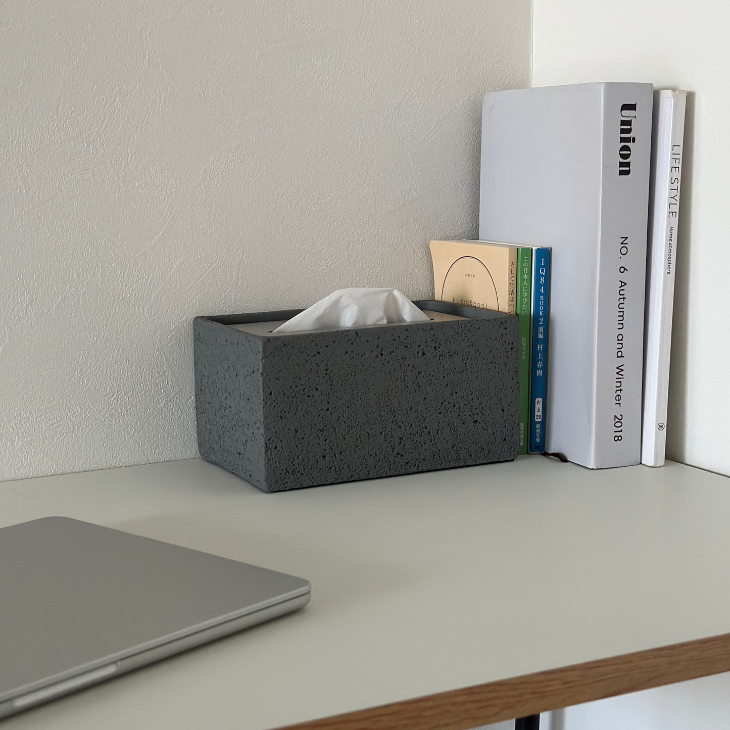 コンクリートのスクエア型ティッシュケースをデスクに置いている様子