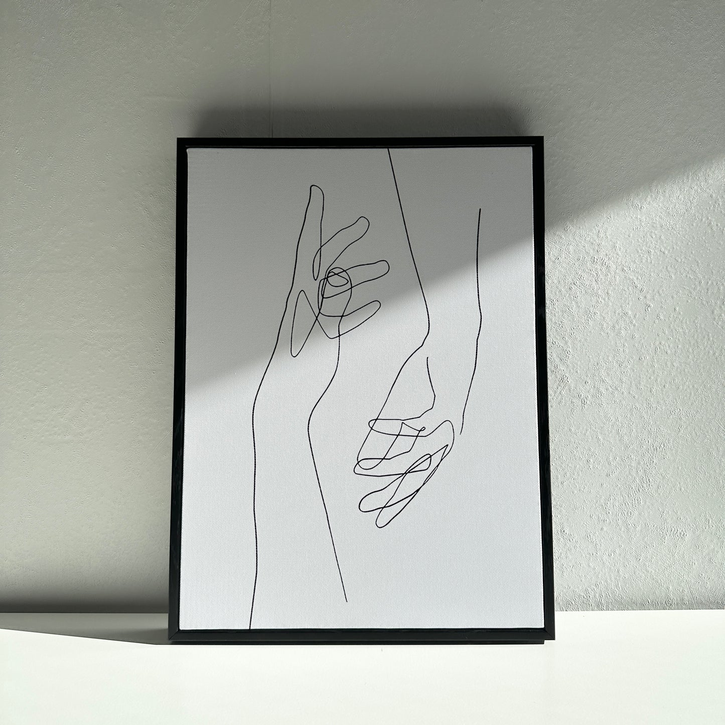 線で2つの手が描かれたアート