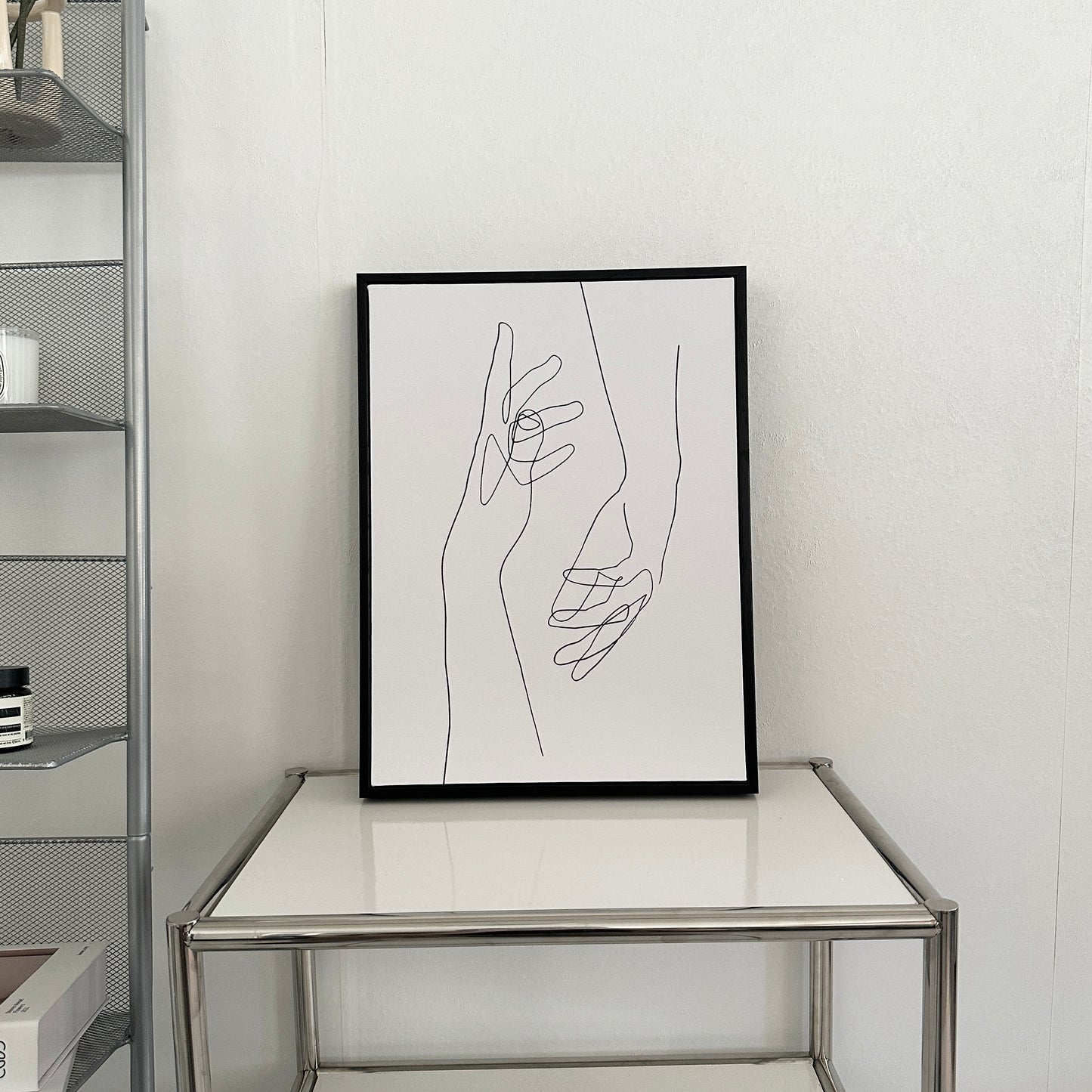 2つの手が描かれたアートの正面