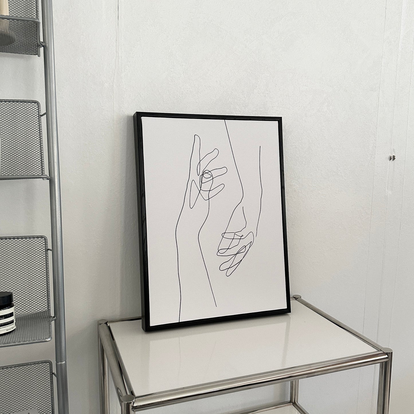 2つの手が描かれたアート