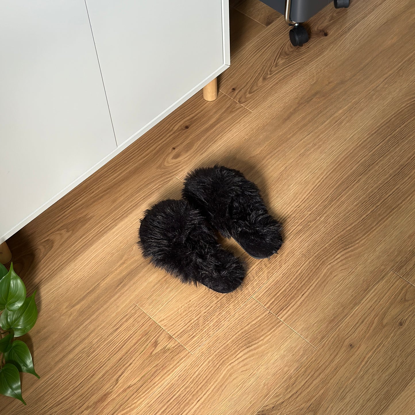 ブラックのもふもふのスリッパ