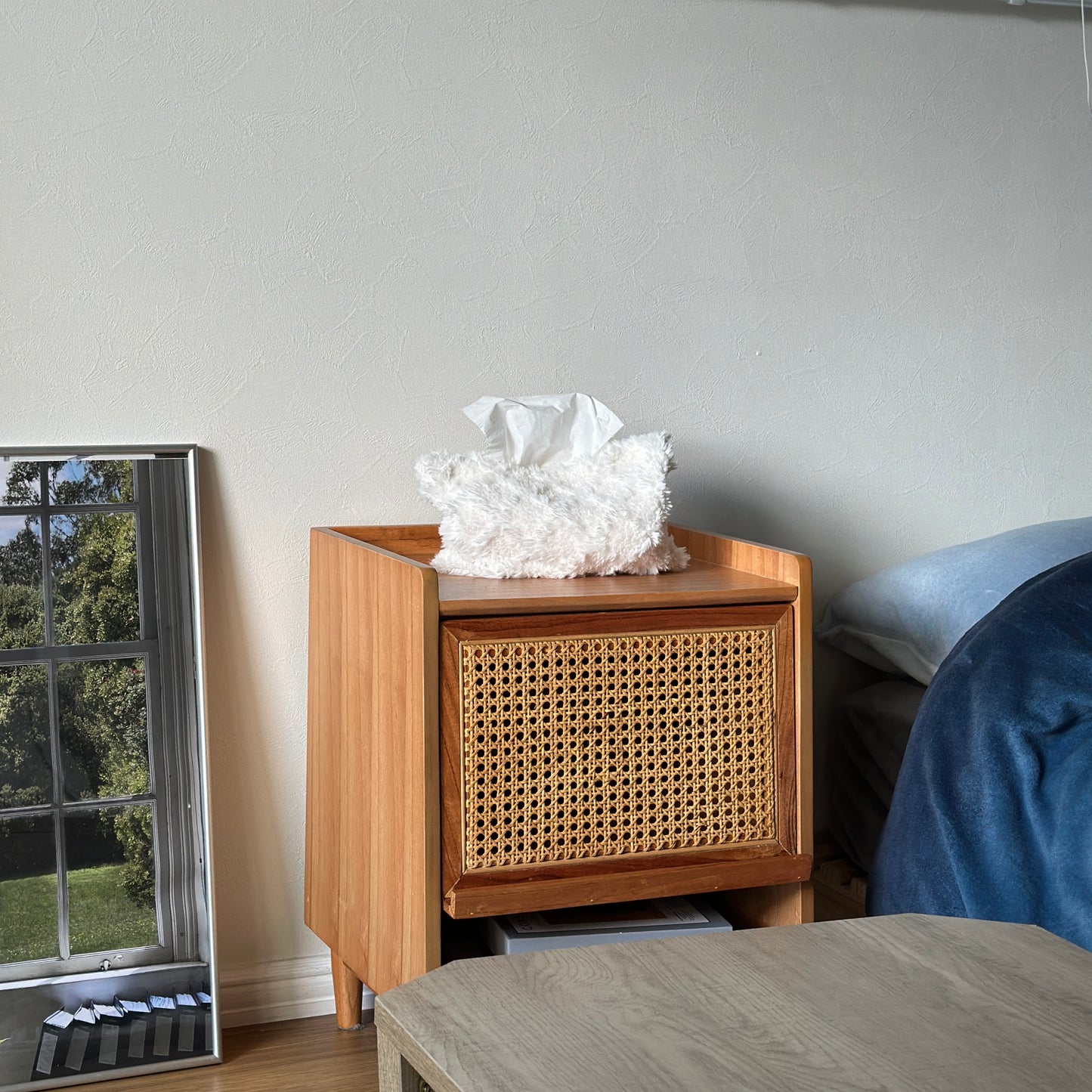 ホワイトのチェックボックス柄のティッシュケースをサイドテーブルの上に置いている様子