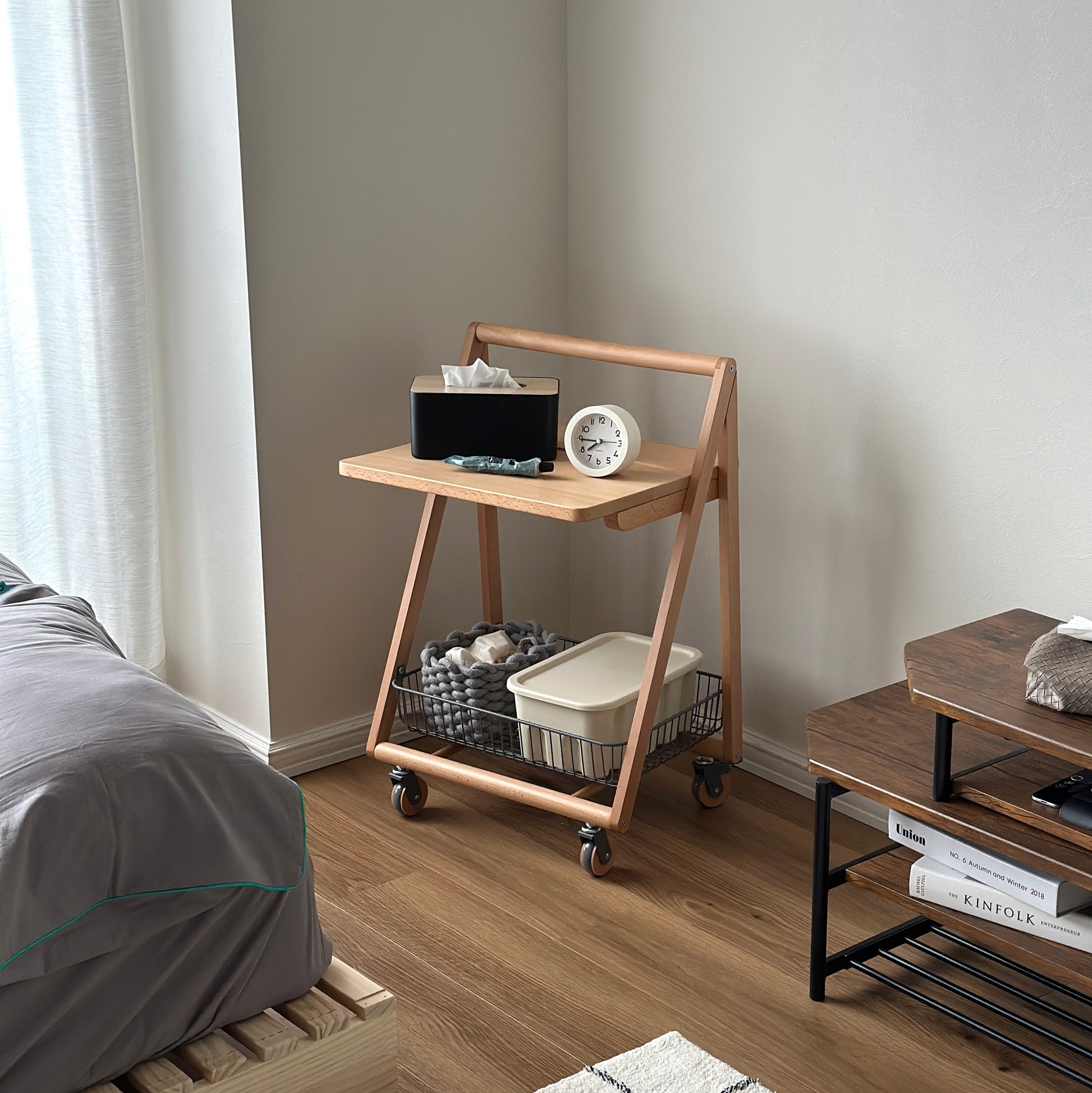 ナチュラルウッドのキャスター付きサイドテーブル