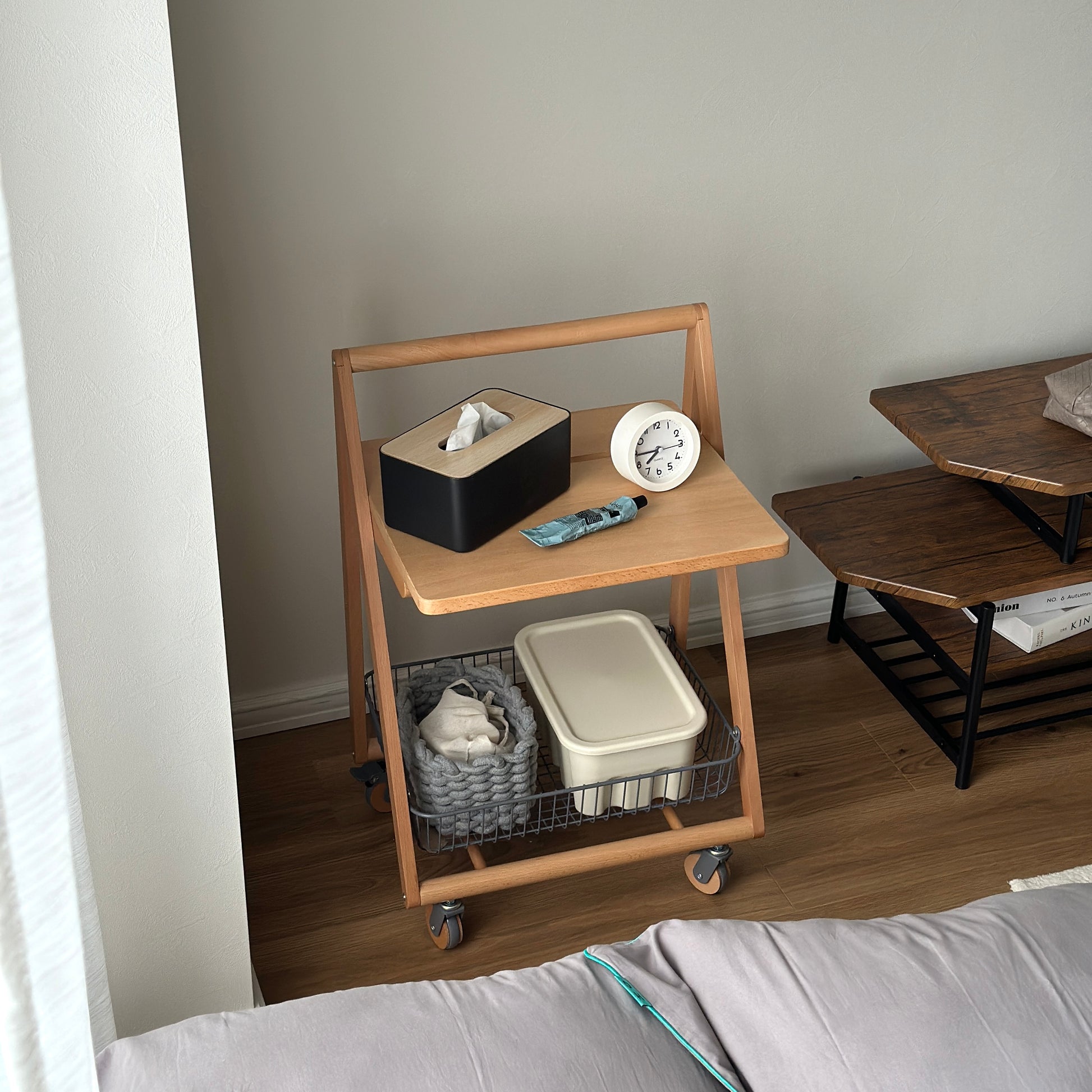 ナチュラルウッドのキャスター付きサイドテーブル