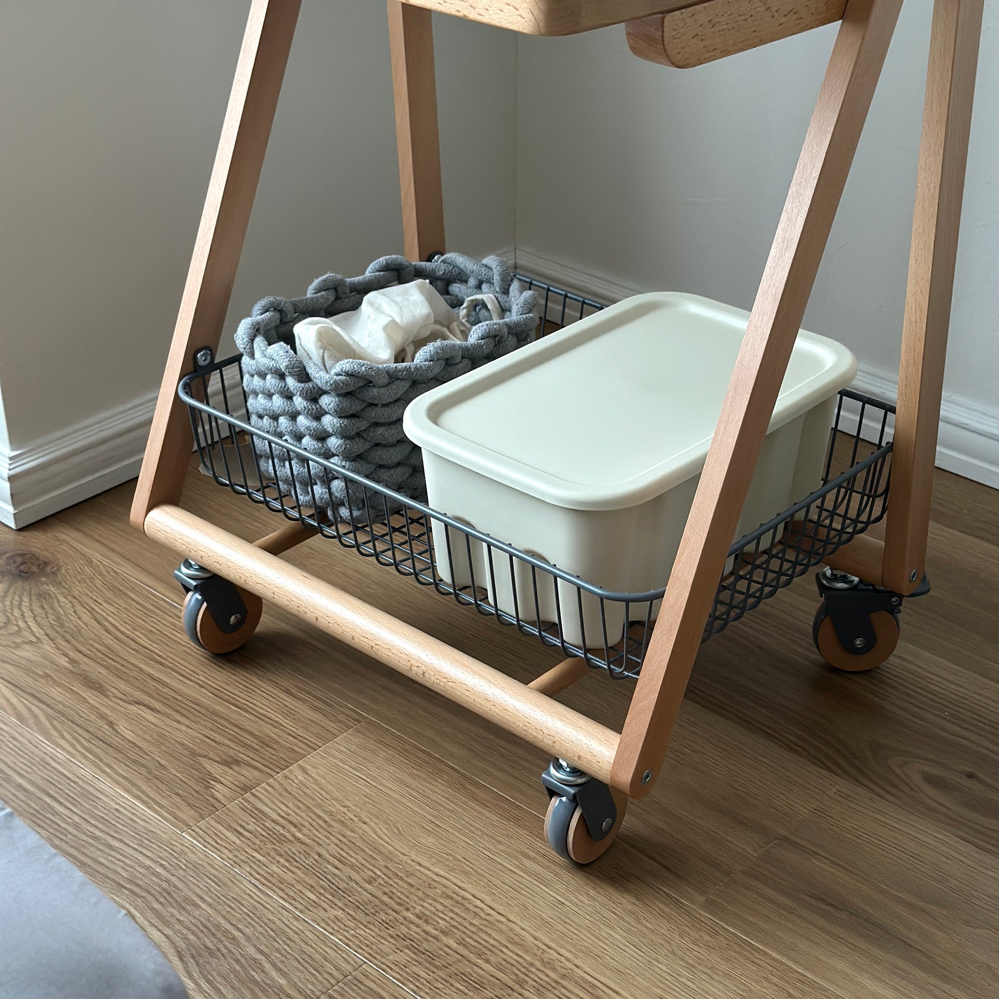 ナチュラルウッドのキャスター付きサイドテーブルの下の収納部分