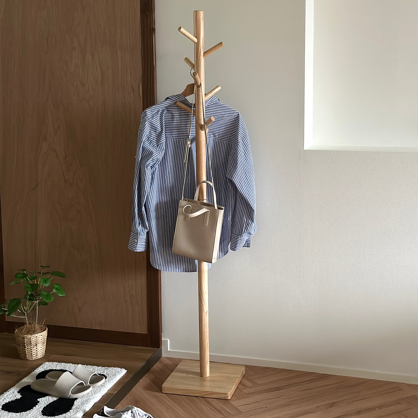 木製のポールハンガーラックを玄関で使っている様子