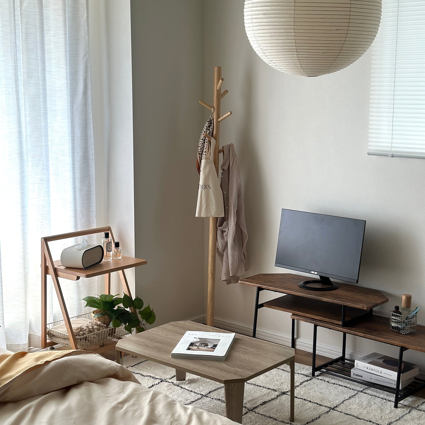 木製のポールハンガーラックを部屋で使っている様子