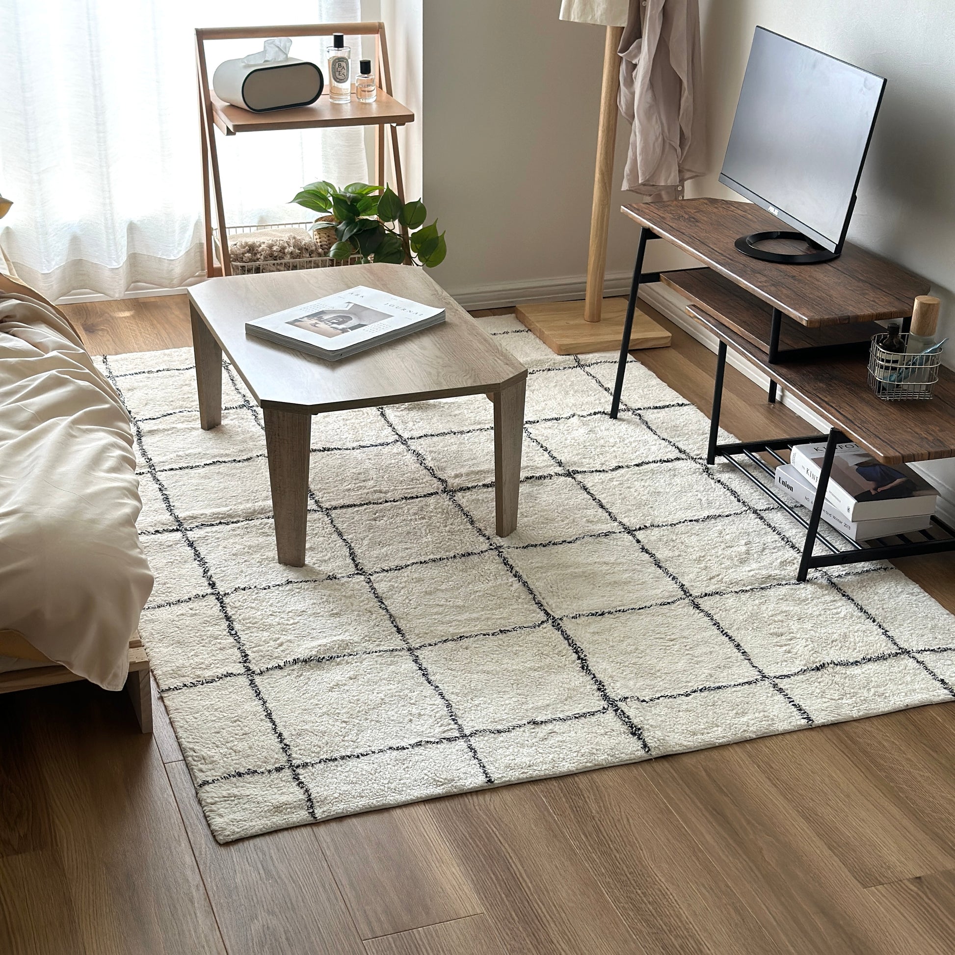 シンプルなチェックラグを部屋に敷いている様子
