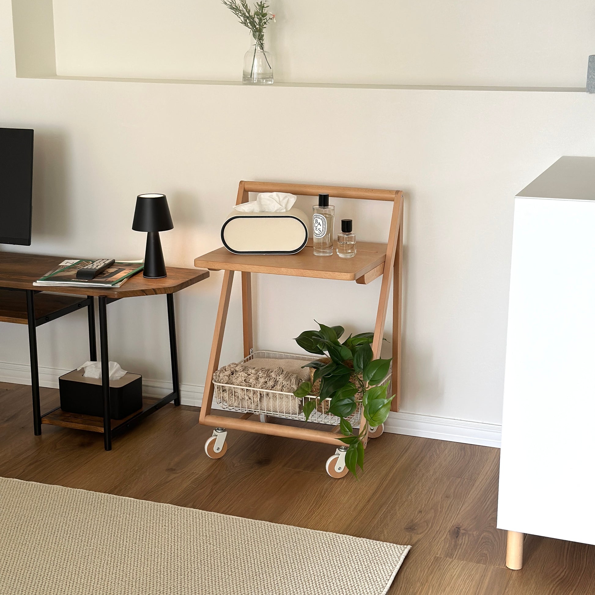 ナチュラルウッドのキャスター付きサイドテーブルの上にティッシュケースと香水、植物が置かれてある様子