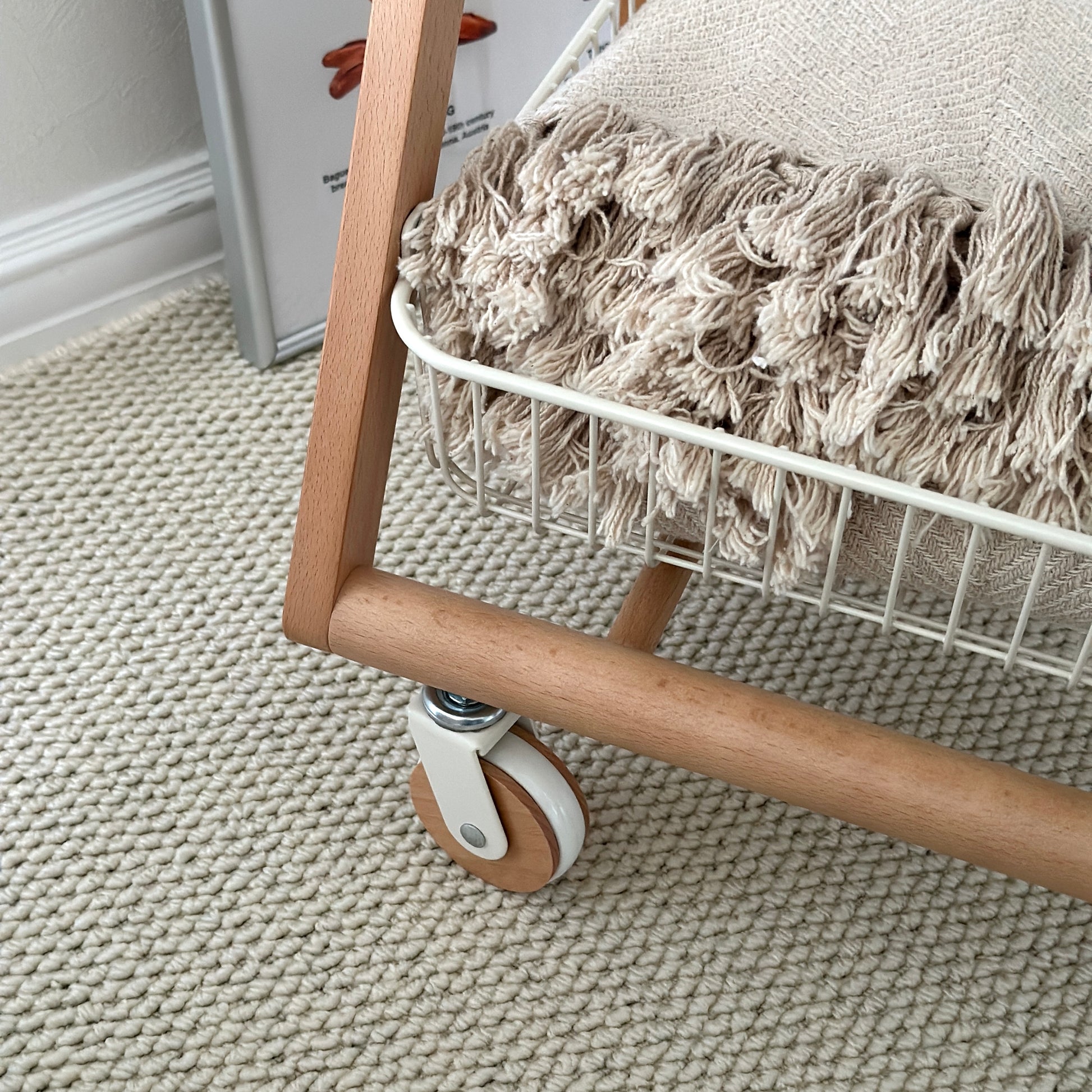 ナチュラルウッドのキャスター付きサイドテーブルのキャスター部分