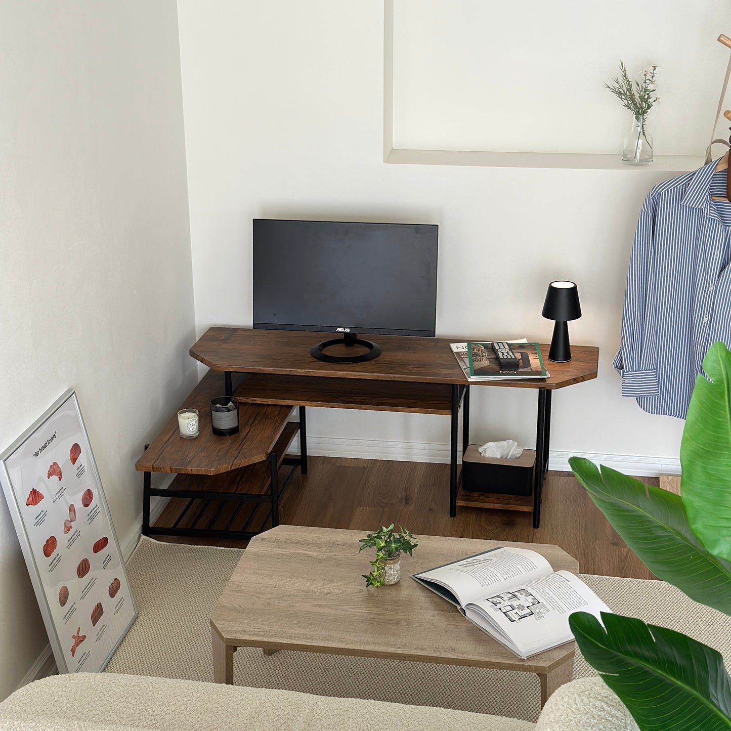 スライドして使えるブラウンのテレビボードが部屋に置かれている様子