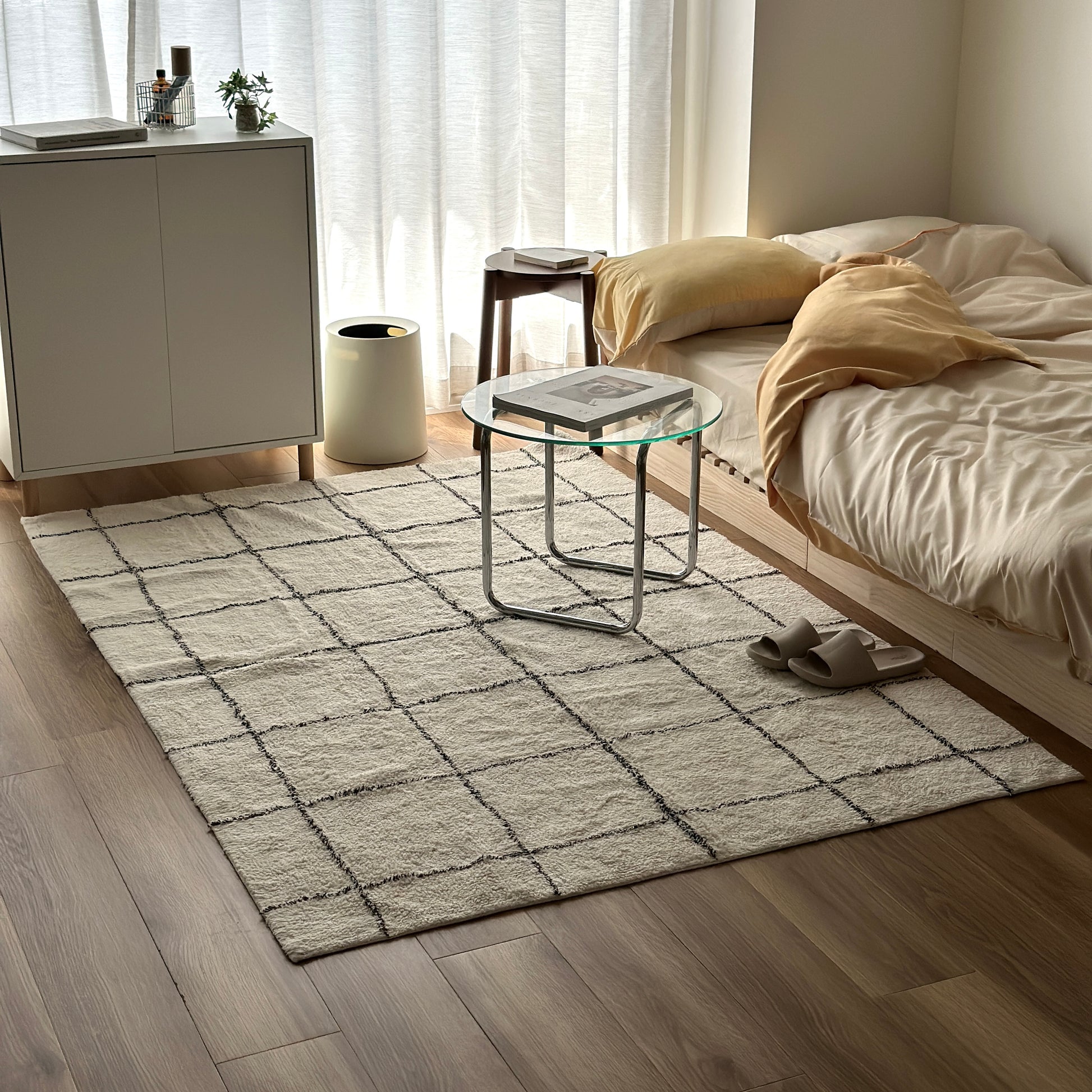 シンプルなチェックラグを部屋に敷いている様子