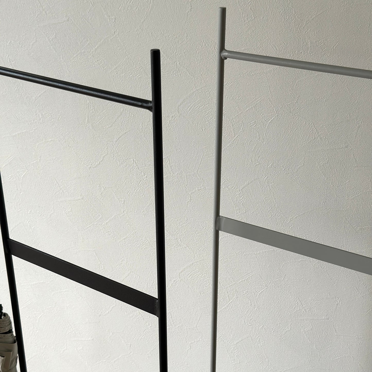 スチール素材の2段構成の傘立てが2色展開で並べられている様子