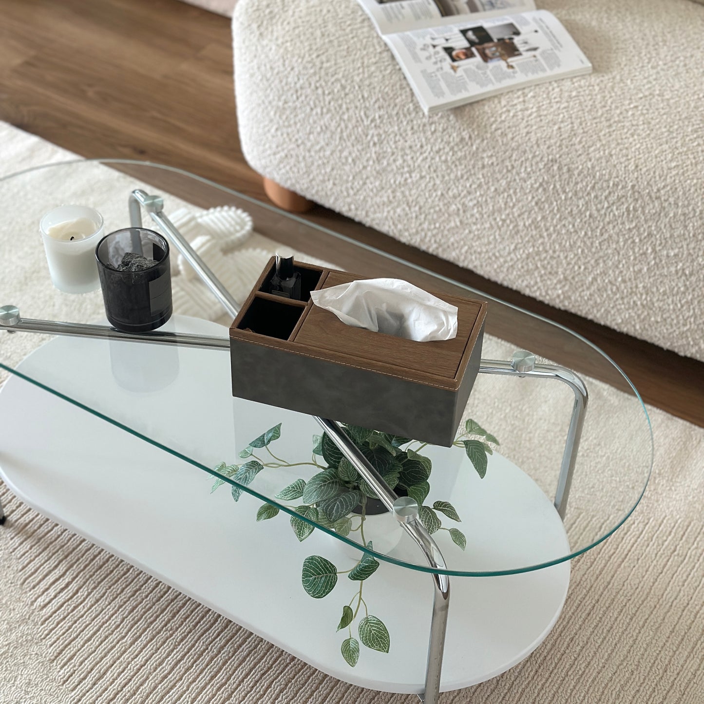 マルチ収納付のティッシュケースをクリアなテーブルの上に置いている様子