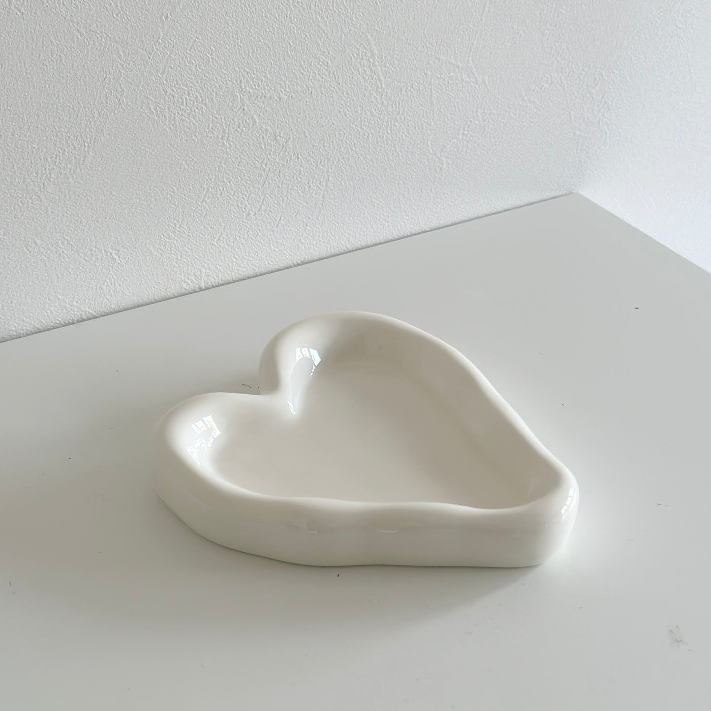 縁があるホワイトのハート型のプレート