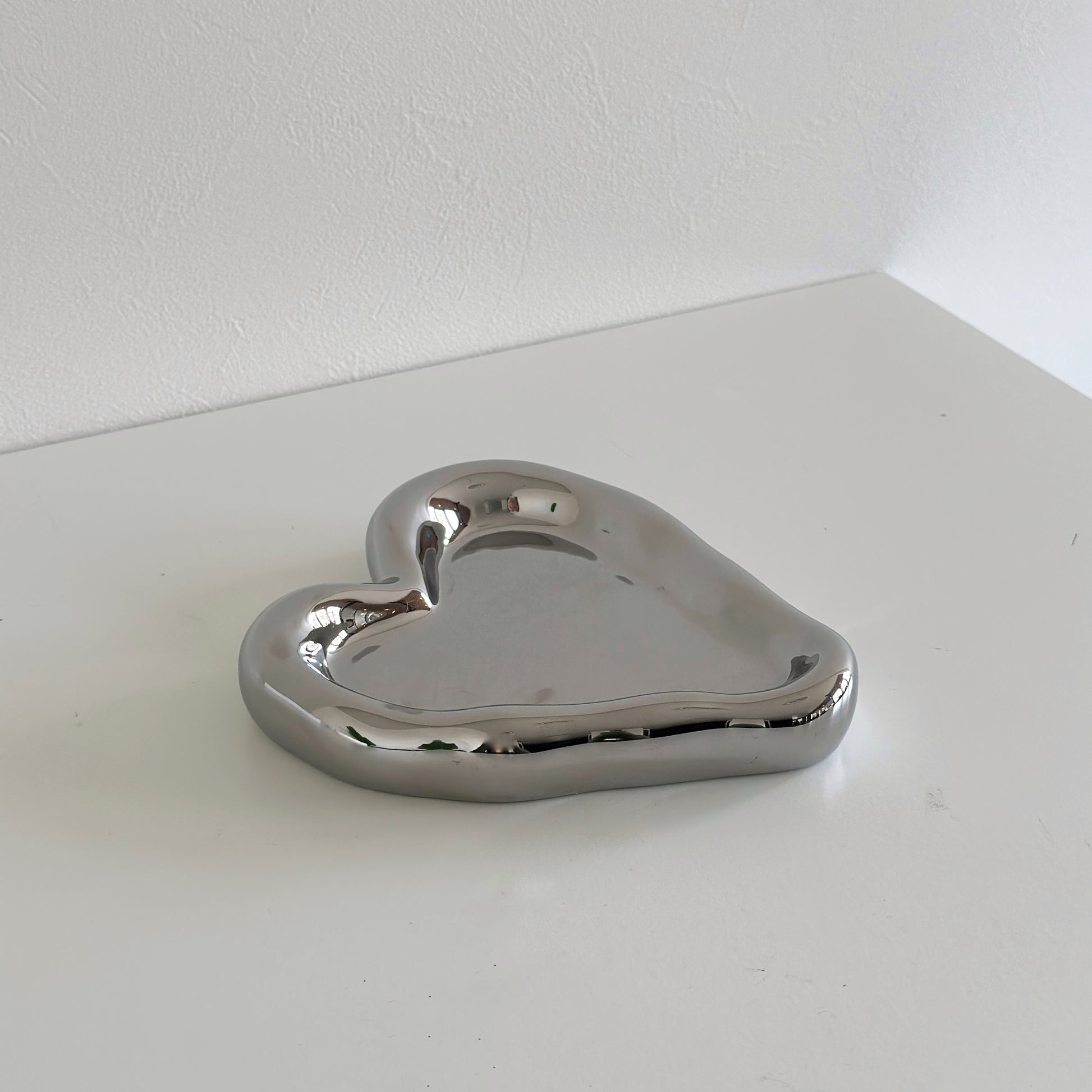 縁があるシルバーのハート型のプレート