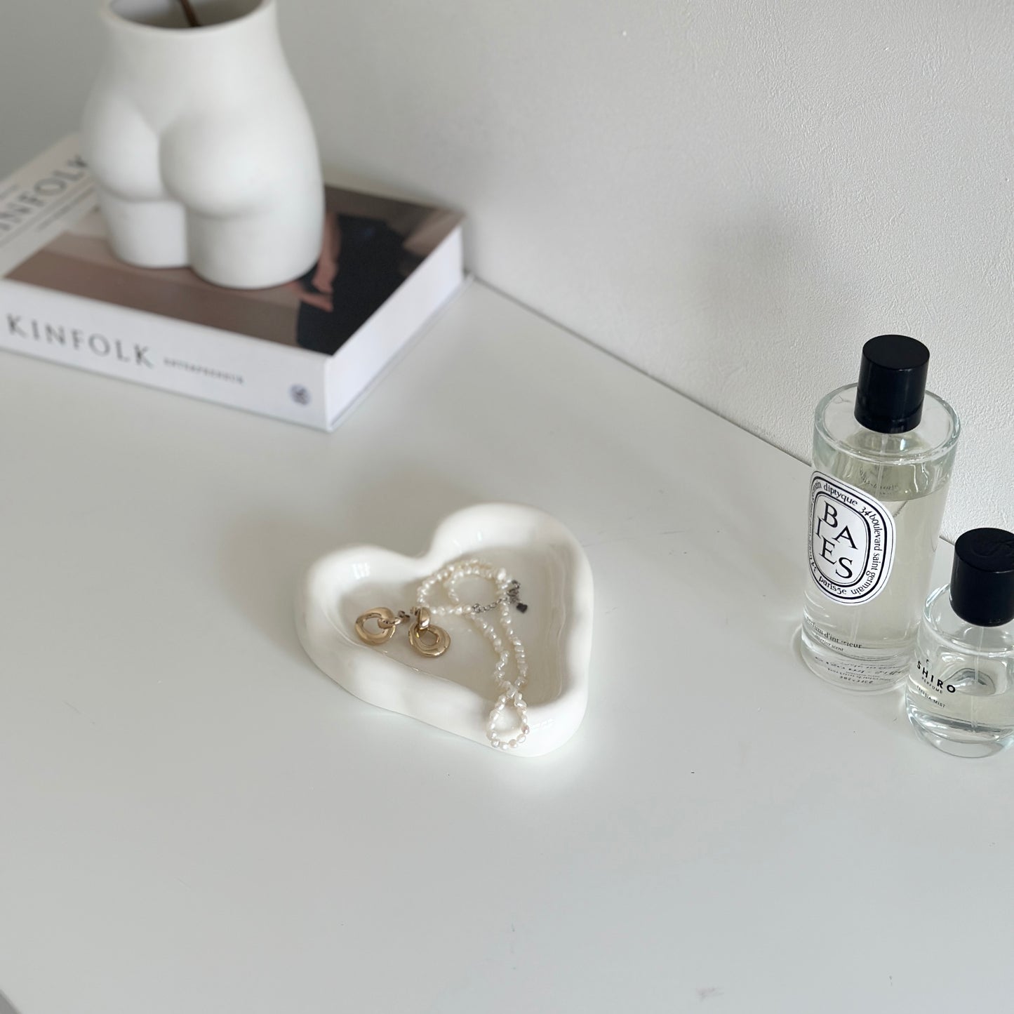 縁があるホワイトのハート型のプレートにアクセサリーが乗っている様子