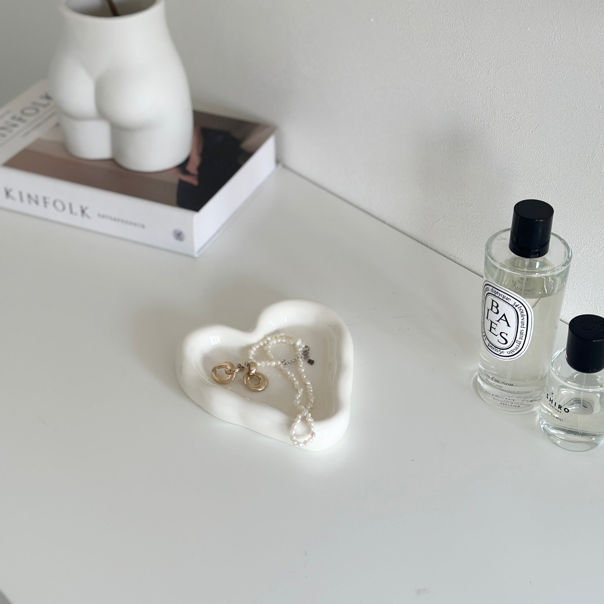 縁があるホワイトのハート型のプレートにアクセサリーが乗っている様子