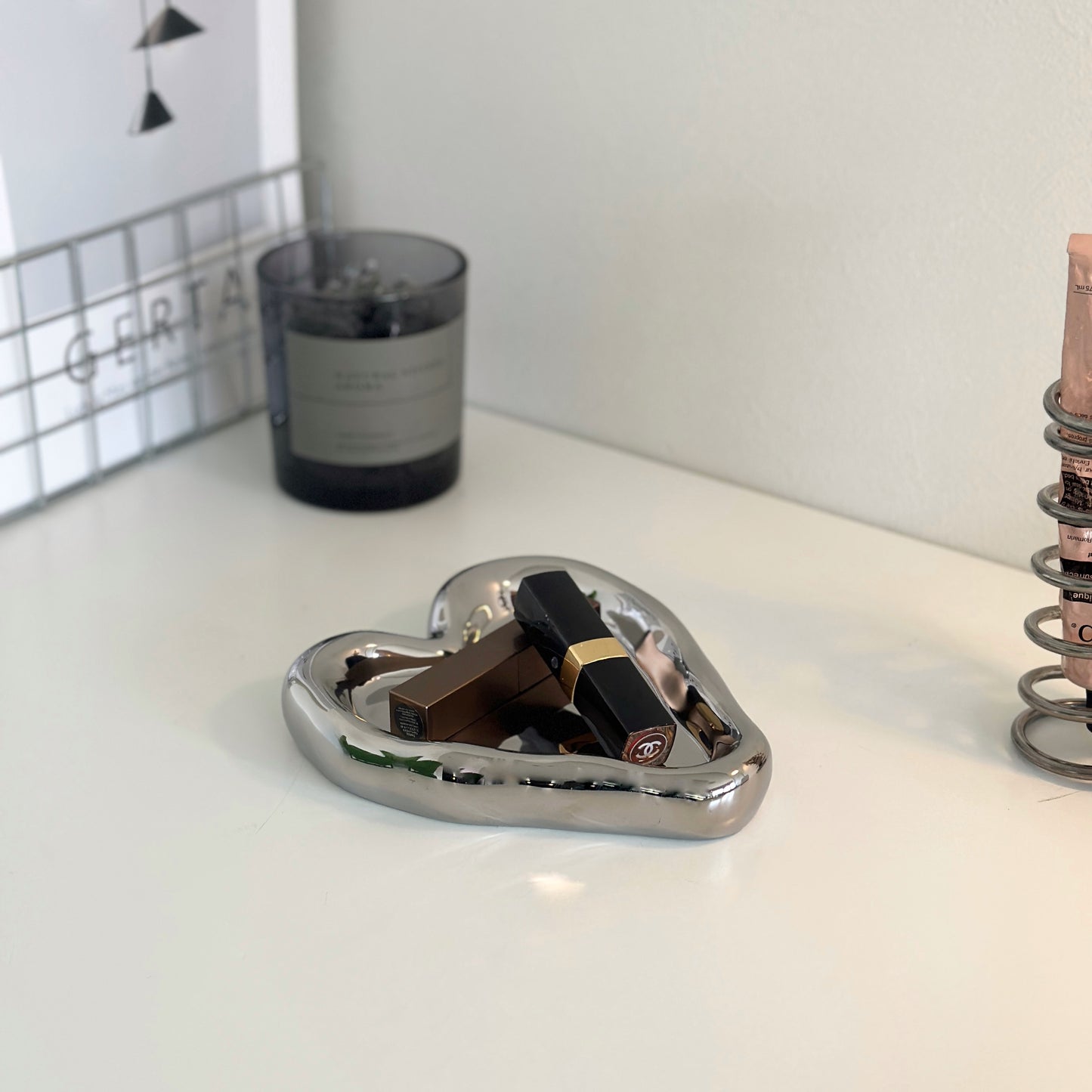 縁があるシルバーのハート型のプレートにリップ(口紅)が乗っている様子