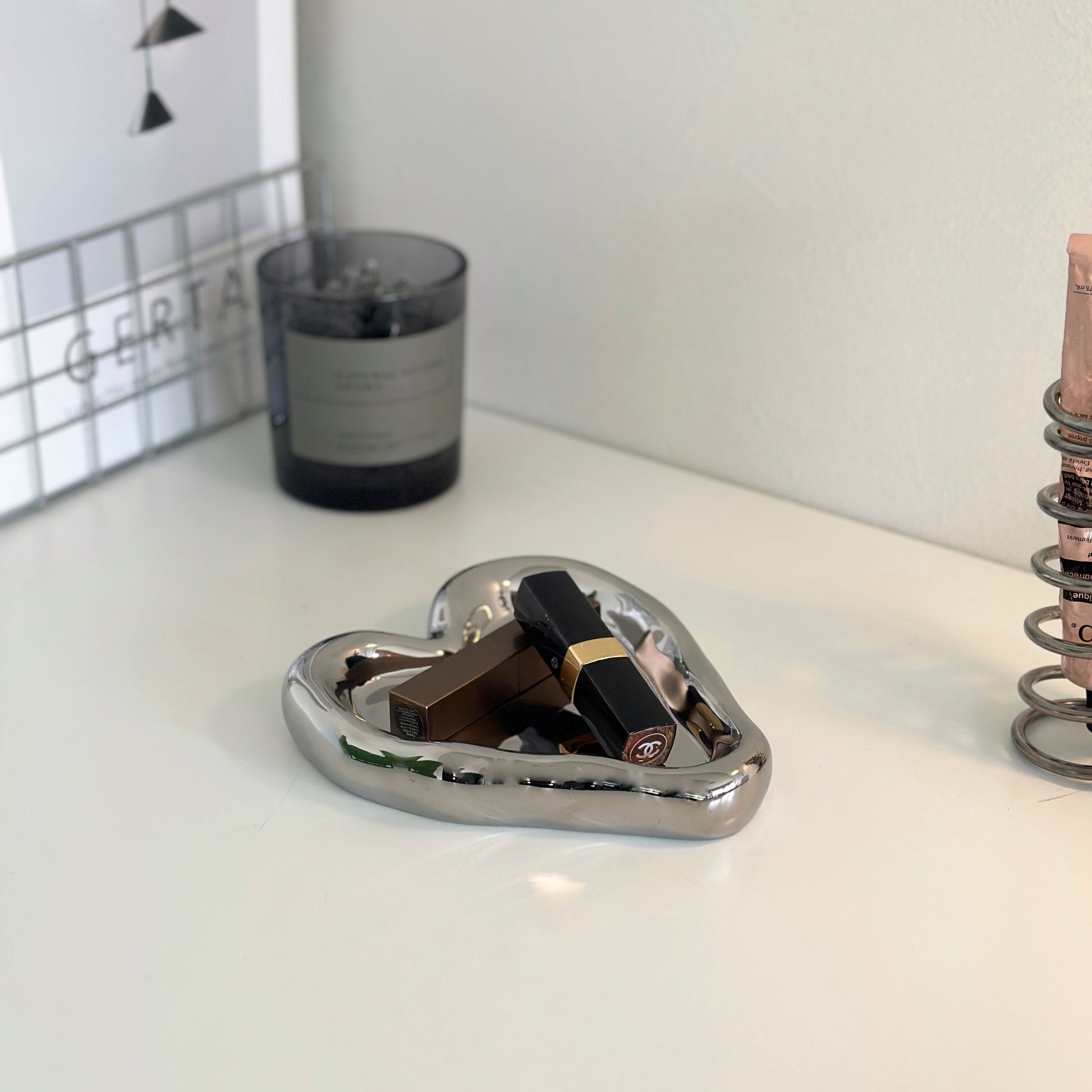 縁があるシルバーのハート型のプレートにリップ(口紅)が乗っている様子