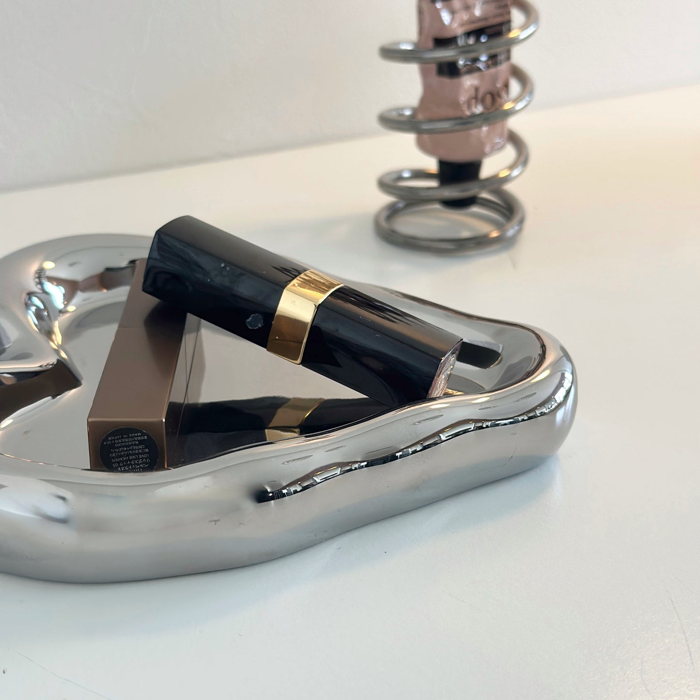 縁があるシルバーのハート型のプレートにリップ(口紅)が乗っている様子