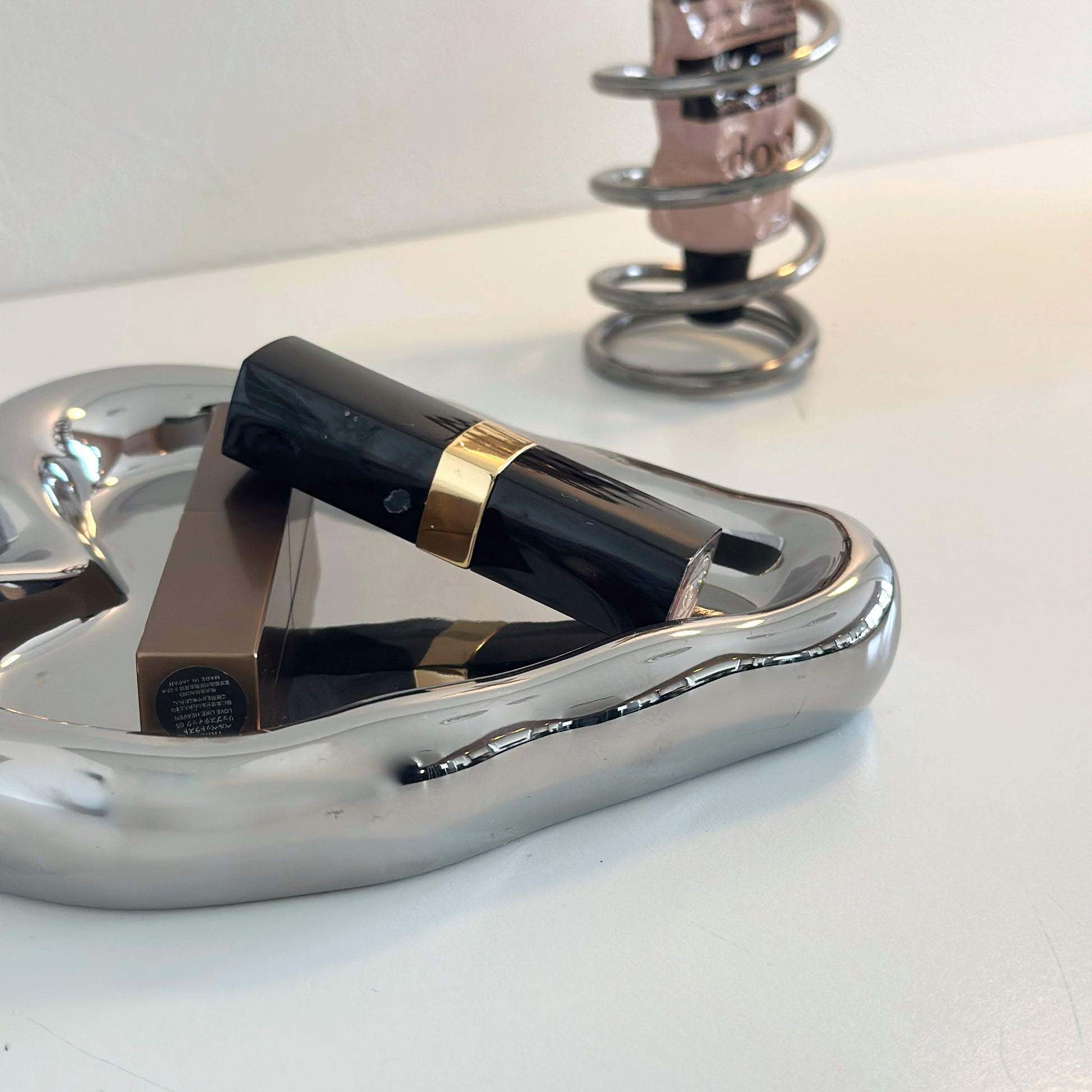 縁があるシルバーのハート型のプレートにリップ(口紅)が乗っている様子