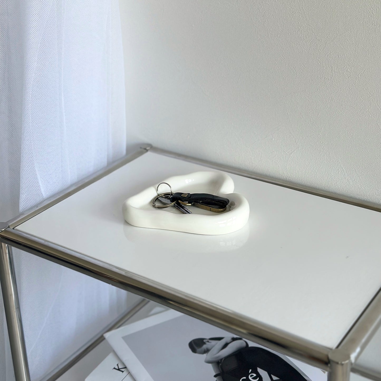 縁があるホワイトのハート型のプレートに鍵が乗っている様子