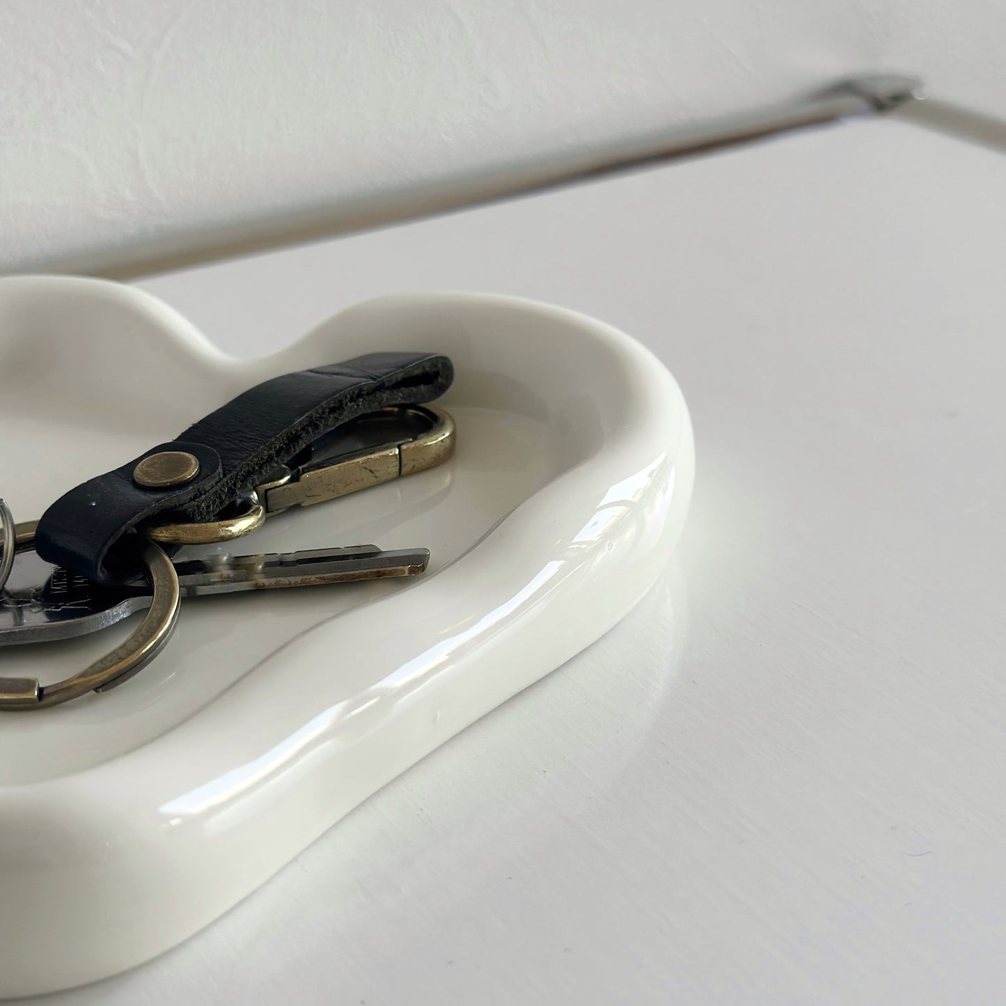 縁があるホワイトのハート型のプレートに鍵が乗っている様子