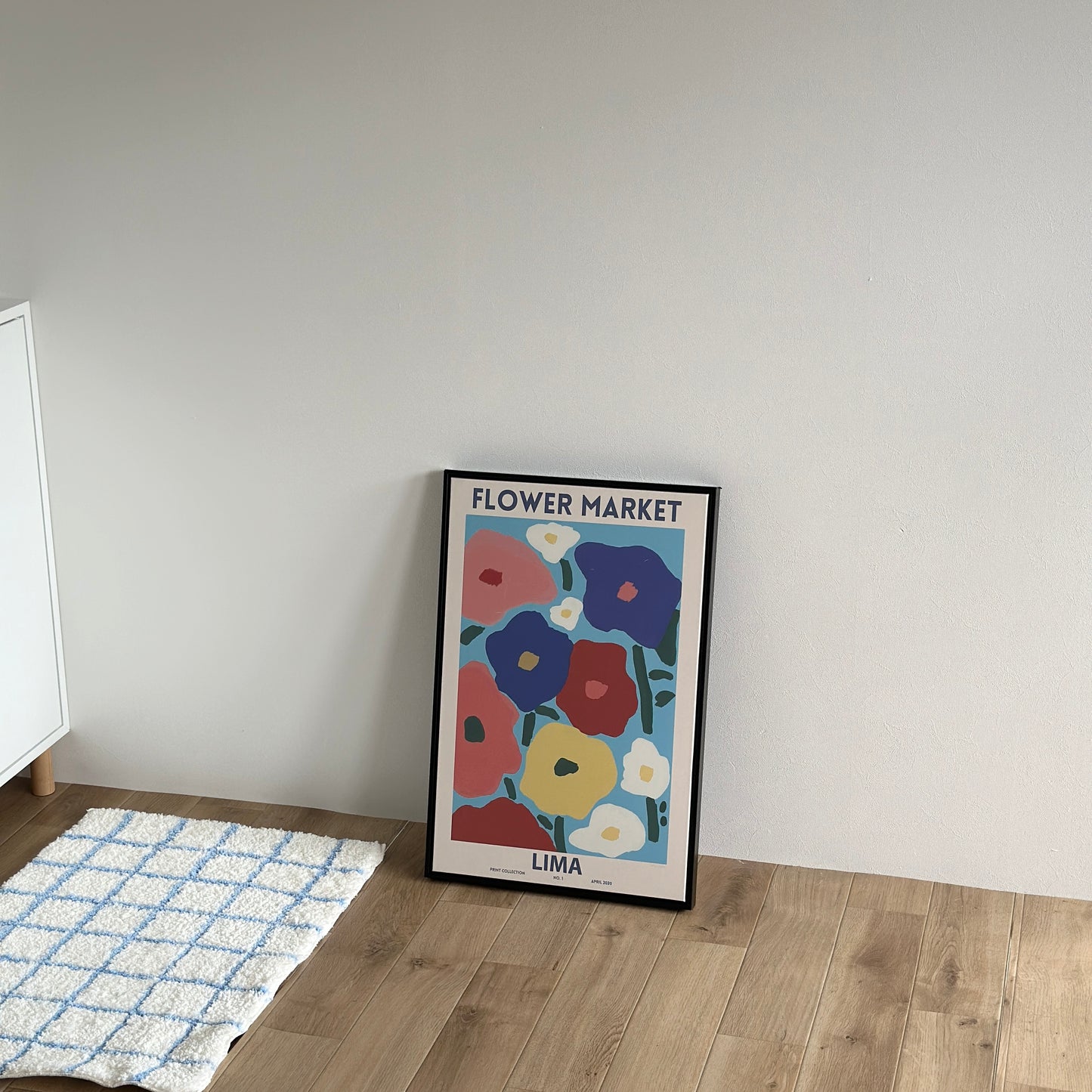 床に置かれたブルーを基調とした花のイラストが描かれたアート