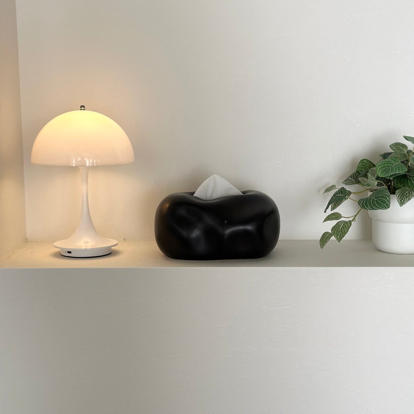 セラミック製の石のようなデザインのブラックのティッシュケース