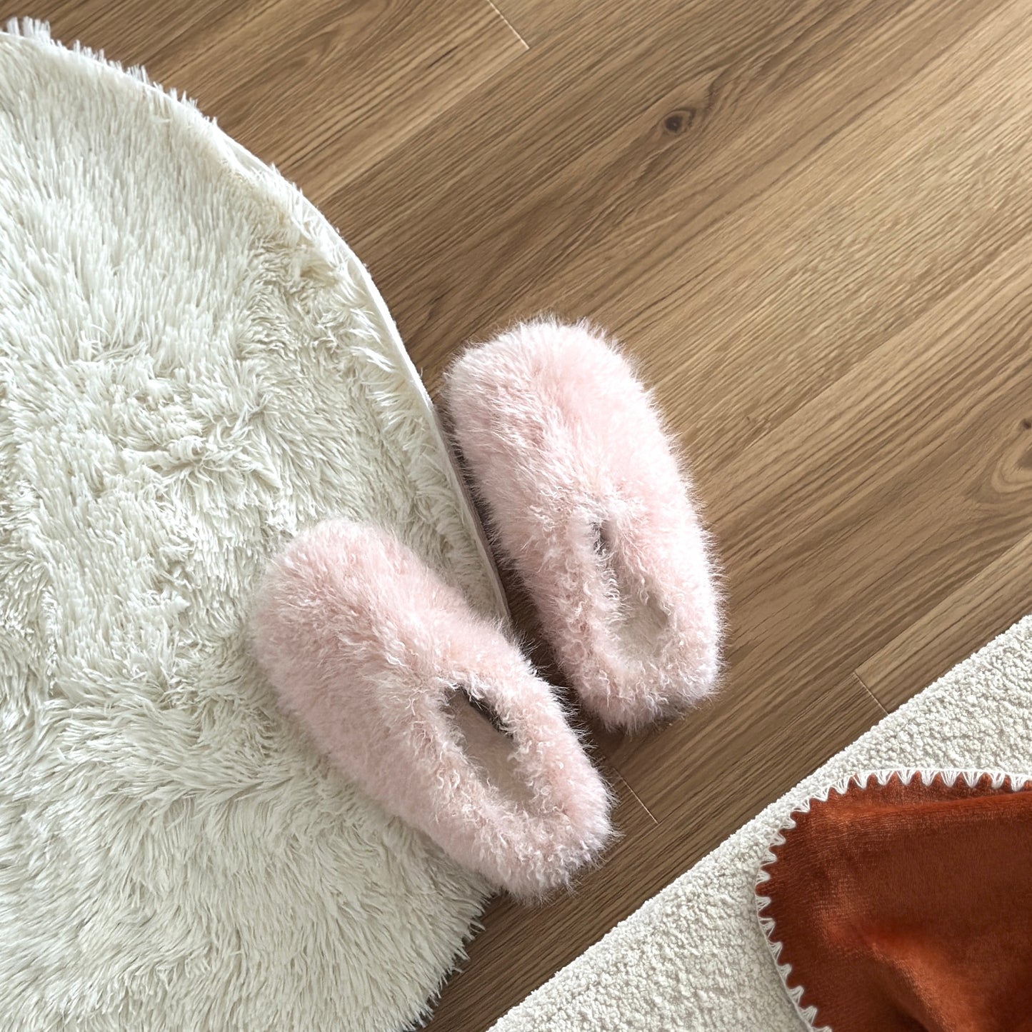 ピンクのもこもこのスリッパ