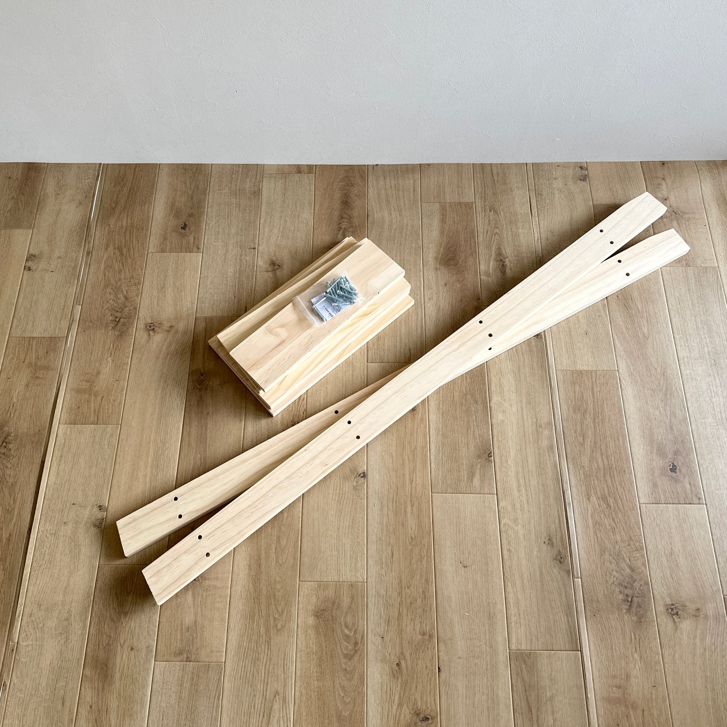 ウッド素材のハシゴ型シェルフを組み立てる前の様子