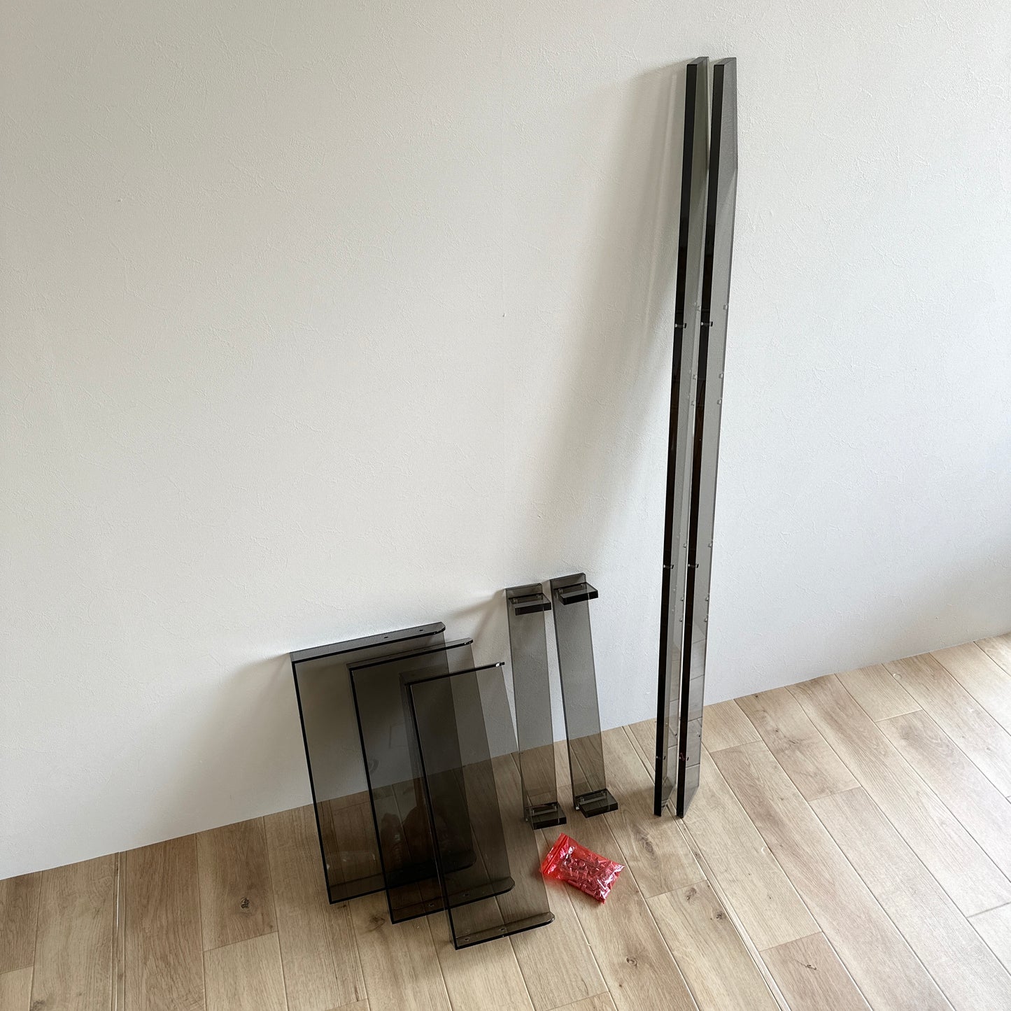 アクリルウォールシェルフの組み立て前の部品