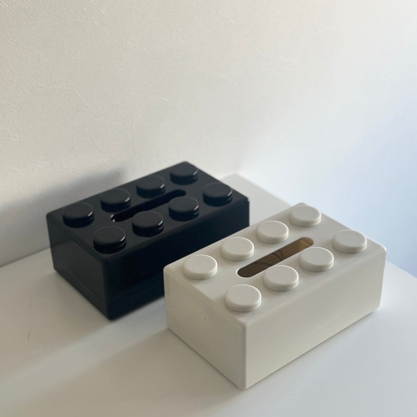 ホワイトとブラックのブロック型のティッシュケースが並んでいる様子