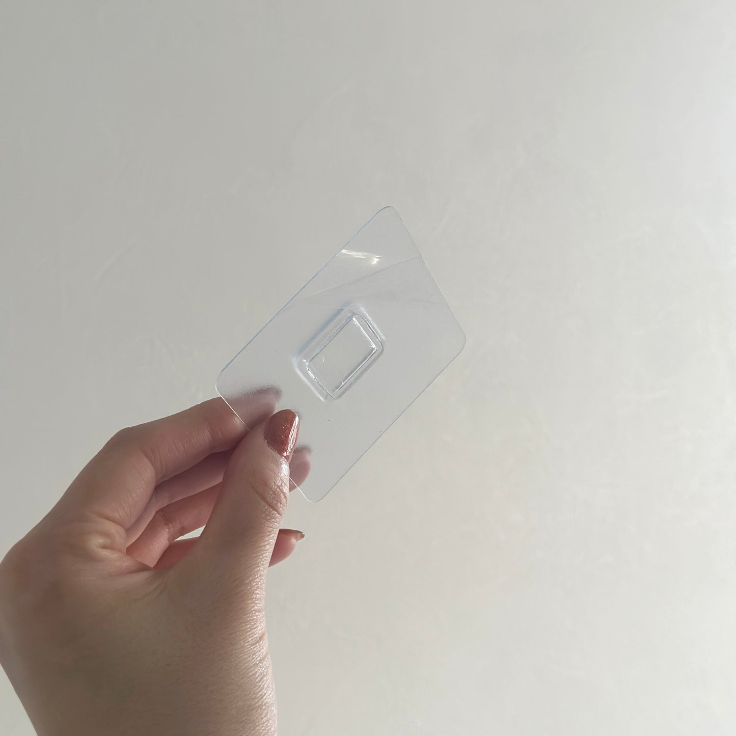 ブロック型のティッシュケースを壁などに貼り付ける時に使用するシール