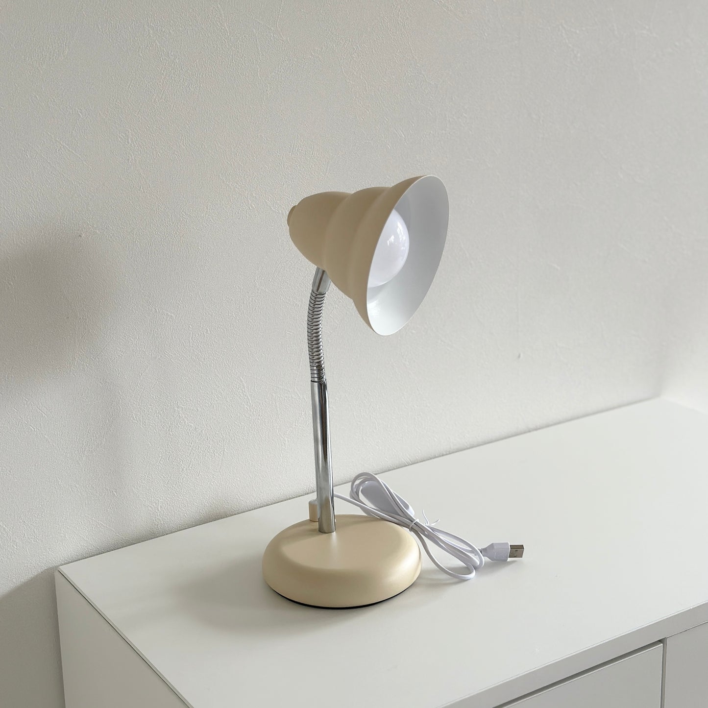 くすんだイエローカラーのデスクライト