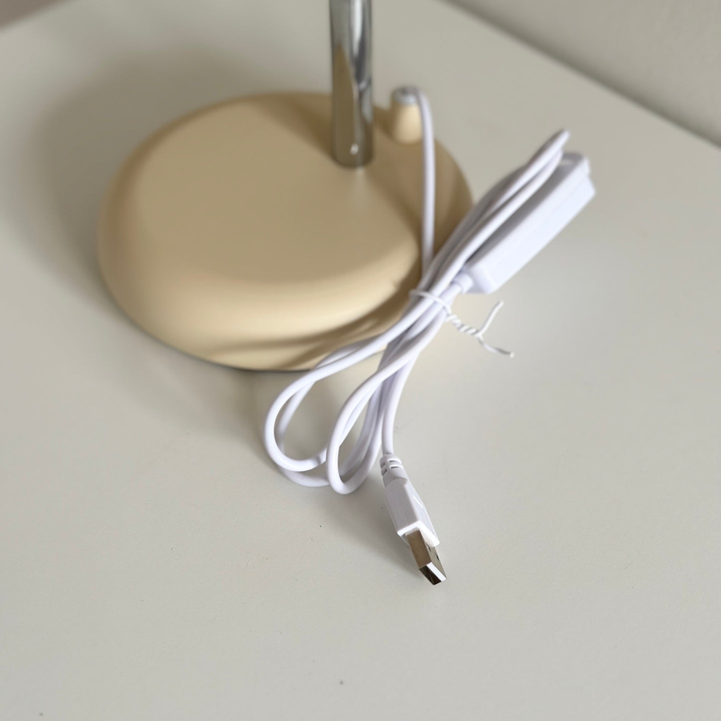 くすんだイエローカラーのデスクライトに付属の部品