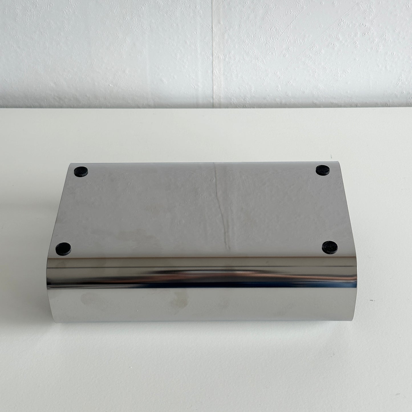 シルバーのティッシュケースの裏側