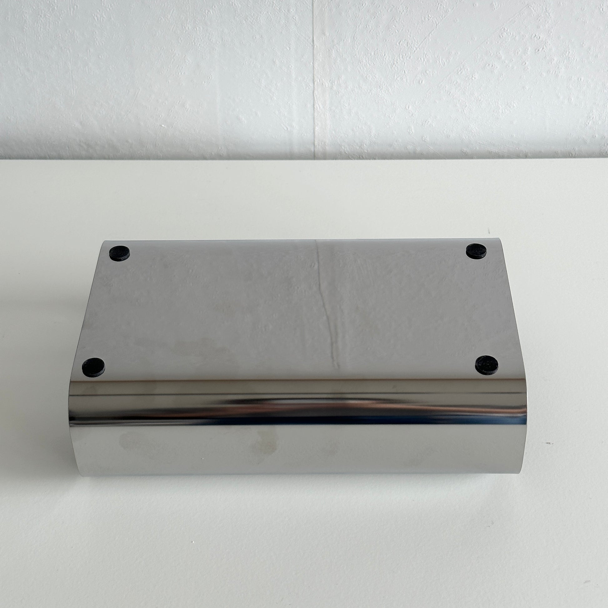 シルバーのティッシュケースの裏側