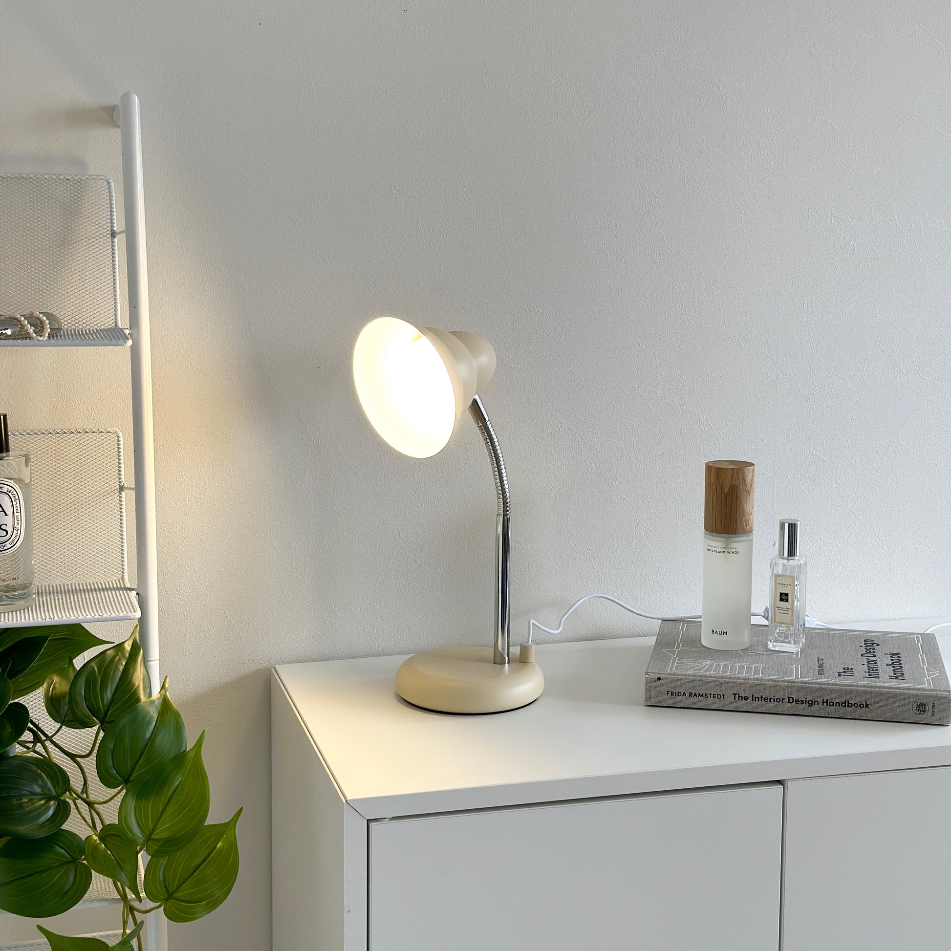 白い棚の上に置かれたくすんだイエローカラーのデスクライト